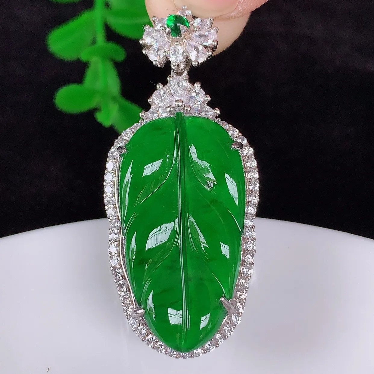自然光实拍，冰透满绿翡翠925银镶嵌叶子吊坠，自然光实拍，翠色灵动，颜色漂亮，种老水足，品相佳，佩戴佳品！#97.8整体42*18*7.6裸石27*14.6