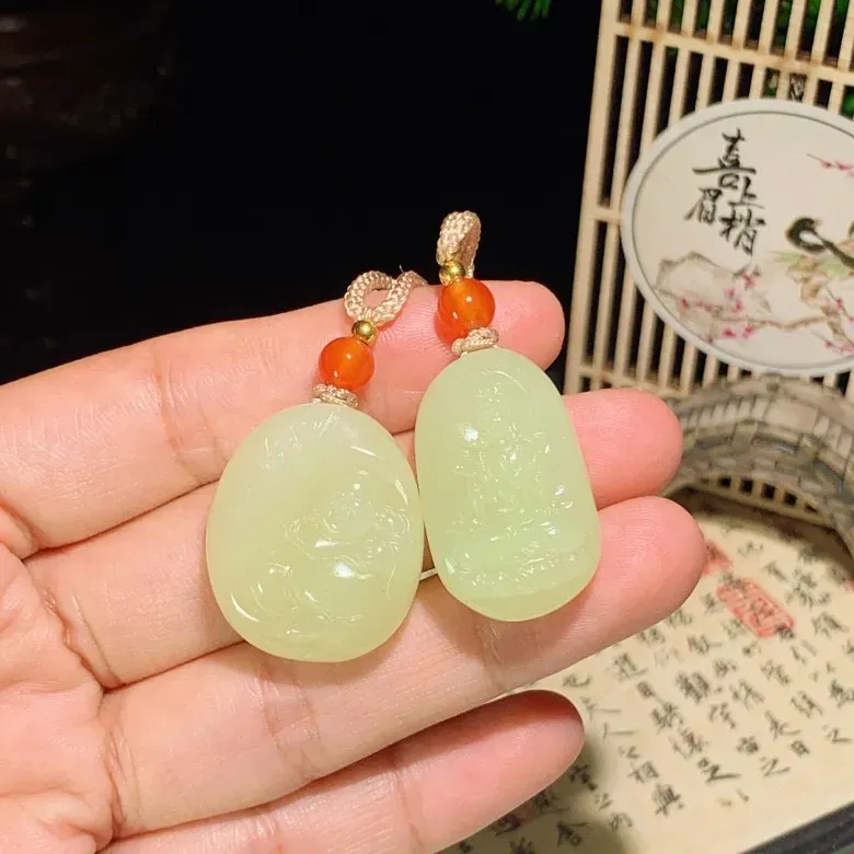 新疆若羌黄口料观音佛挂件。 单个尺寸27/23/11重25克 玉质细腻油润。手推出油。品相大气 lt250509