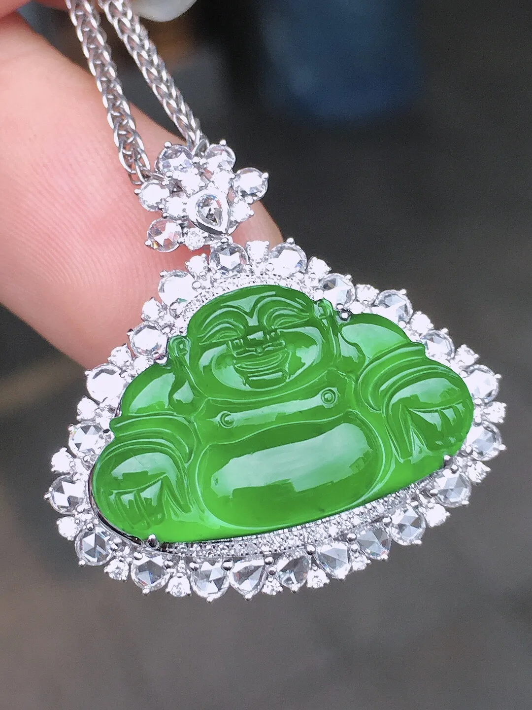 满绿佛公吊坠，色泽均匀浓郁，玉质细腻，荧光感超
强，饱满水润，气质满满。18k
金豪华镶嵌