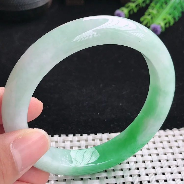 自然光61.5圈口老坑精美冰润飘阳绿大圈口手镯翡翠玉镯尺寸61.5/13/9.5