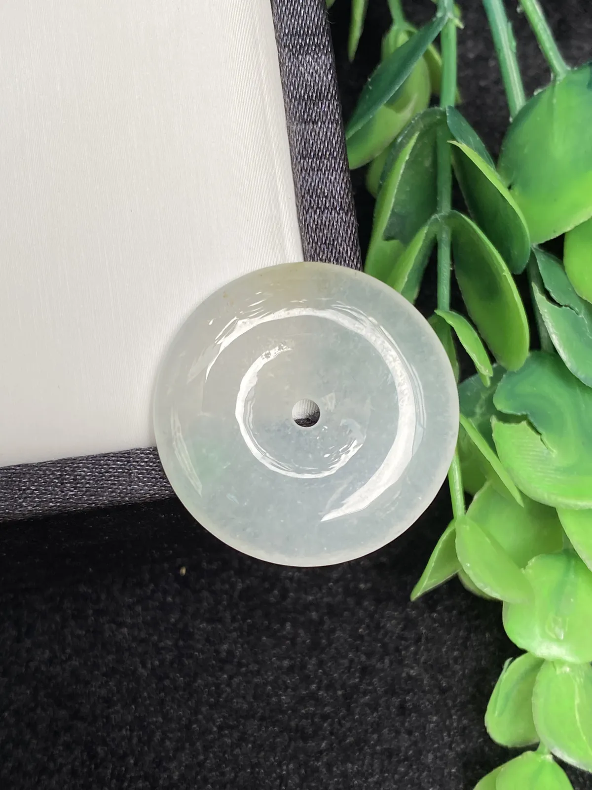 推荐【冰三彩平安扣】飘一抹蓝花，带点黄翡撒金，三彩平安扣，无纹裂，水润，微透，品相佳～～