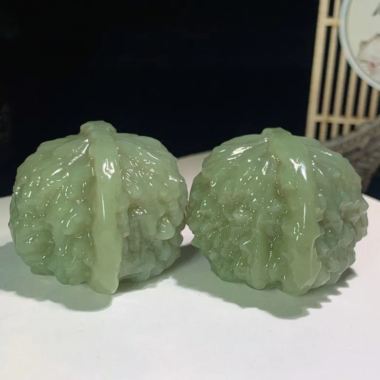 一对新疆且末蓝江山在握核桃把件。单个尺寸42/41/33.8/mm总重148克，玉质细腻油润 底色纯净 ，脂粉好，品质好！lt2504015