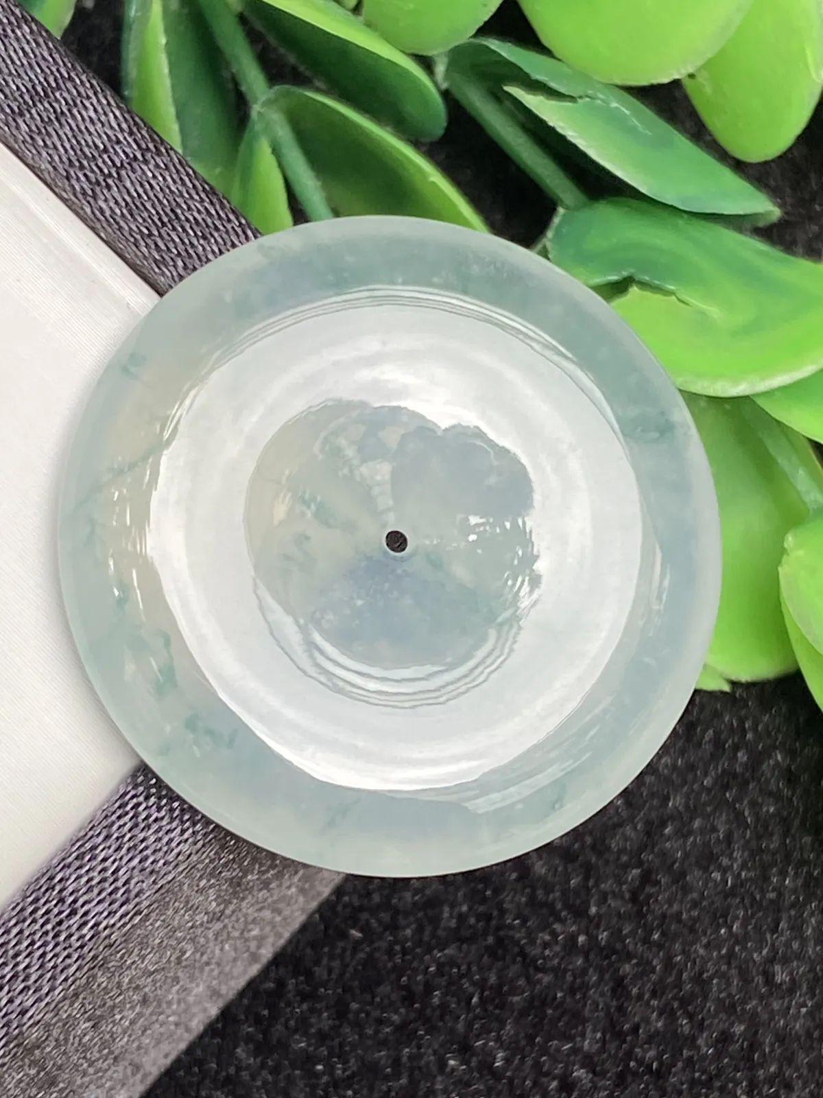 推荐【冰飘花平安扣】飘蓝花，无纹裂，水润，细腻，冰透起胶，品相佳～～比硬币大，佩戴尺寸刚刚好～～