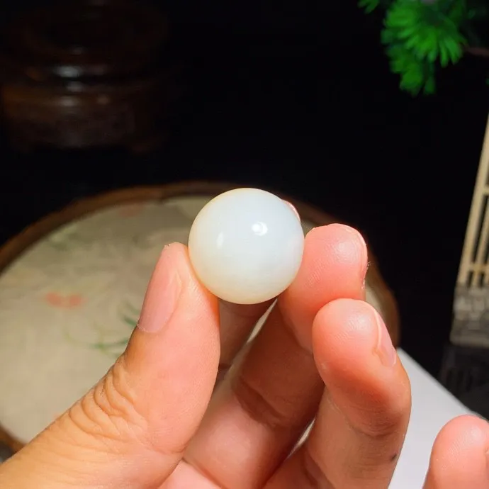 新疆且末糖转运珠挂件。 单颗尺寸18重9克 玉质细腻油润。手推出油。品相大气 lt250509