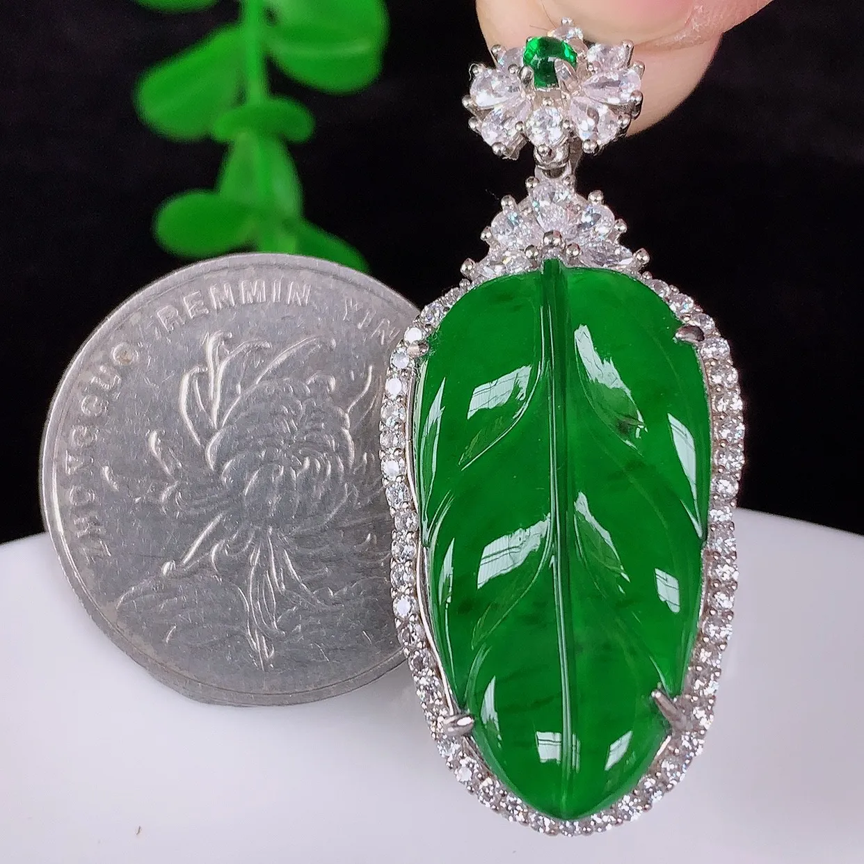 自然光实拍，冰透满绿翡翠925银镶嵌叶子吊坠，自然光实拍，翠色灵动，颜色漂亮，种老水足，品相佳，佩戴佳品！#97.8整体42*18*7.6裸石27*14.6