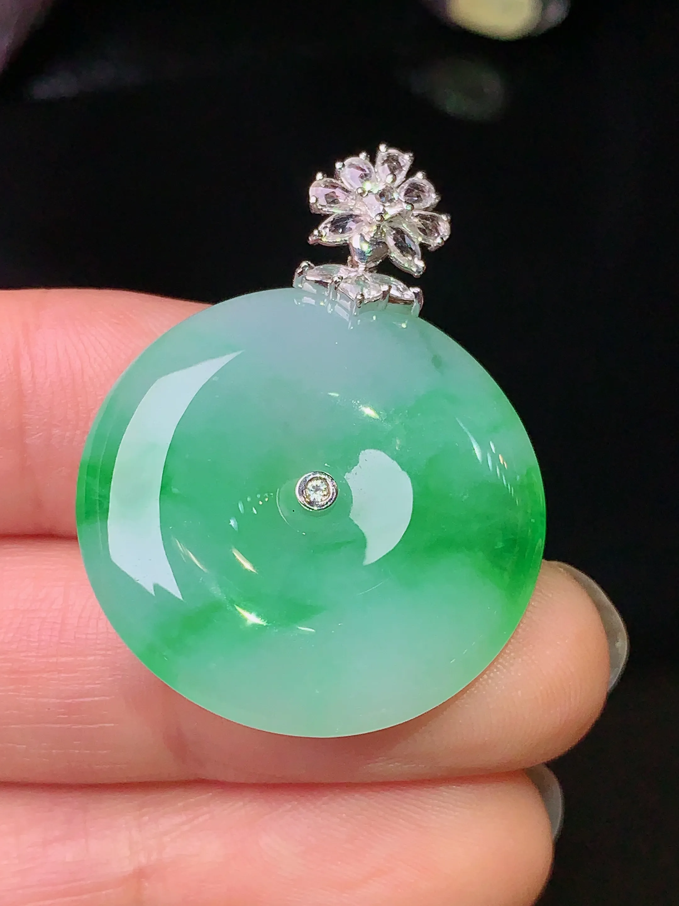 18k金钻镶嵌飘绿平安扣吊坠 玉质细腻 色泽清新艳丽 整体尺寸34.2*25.7*5.5