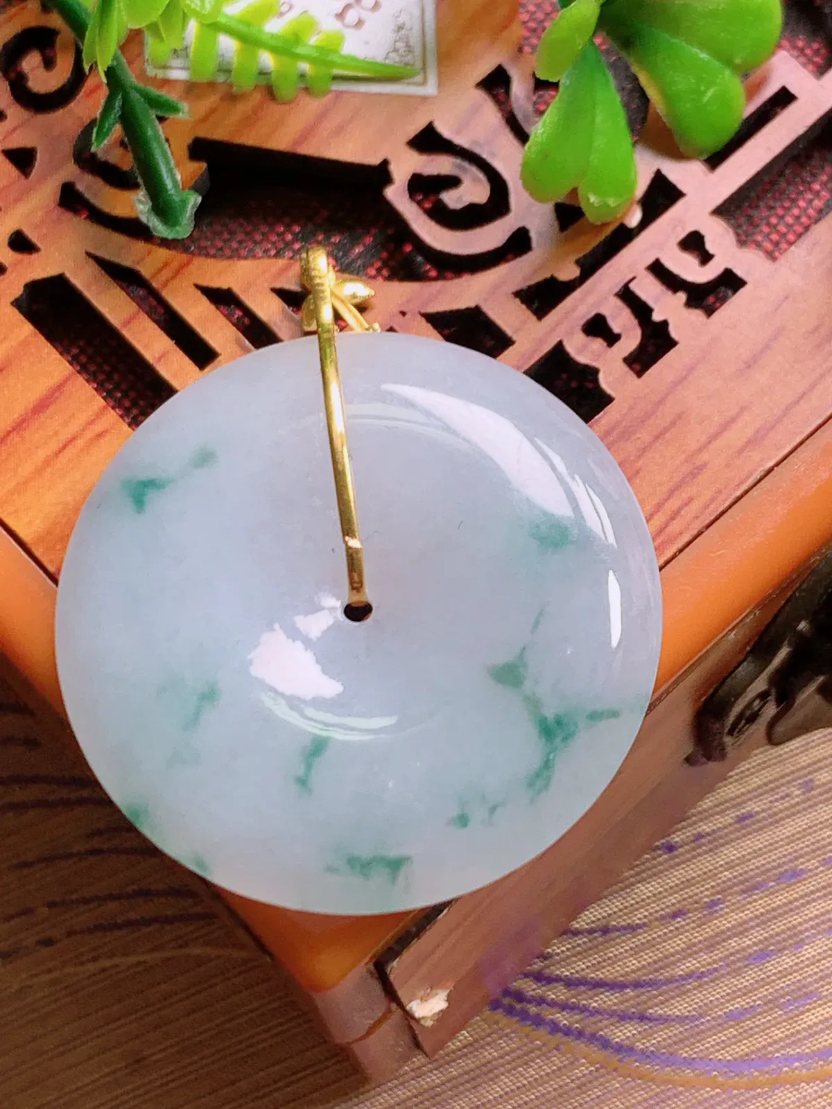 精品推荐，缅甸天然A货翡翠，18K金镶嵌冰种飘花平安扣吊坠，种水好，颜色鲜艳，玉质水润细腻，工艺精湛，佩戴效果更佳。