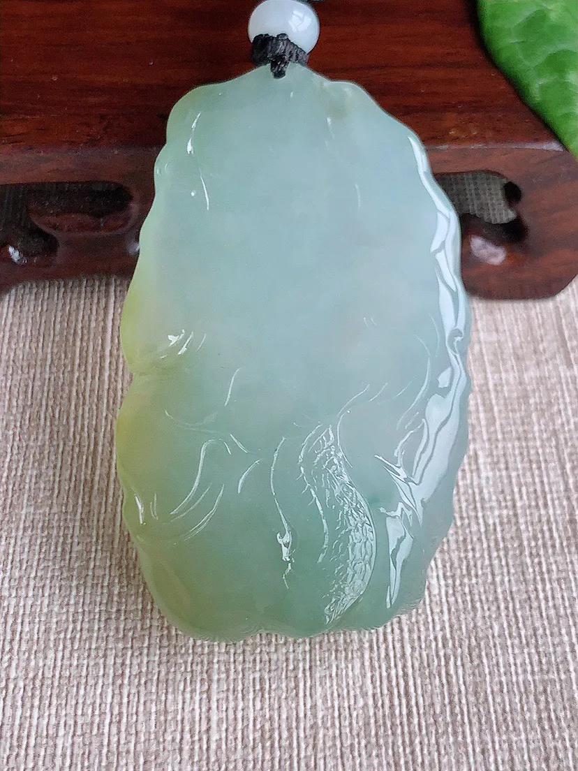 缅甸a货翡翠ddj老坑冰种飘黄翡龙牌吊坠  整体59×35.3×10.5mm 47.50