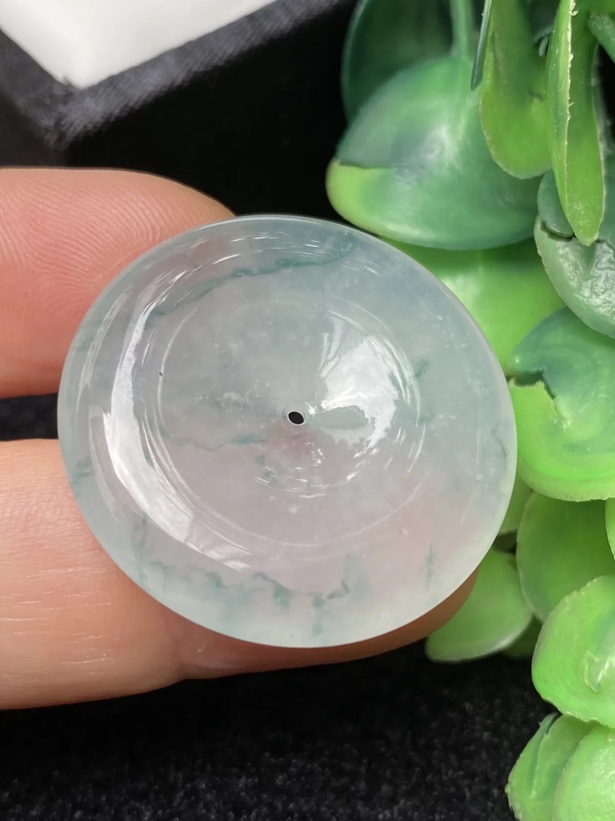 推荐【冰飘花平安扣】飘蓝花，无纹裂，水润，细腻，冰透起胶，品相佳～～比硬币大，佩戴尺寸刚刚好～～