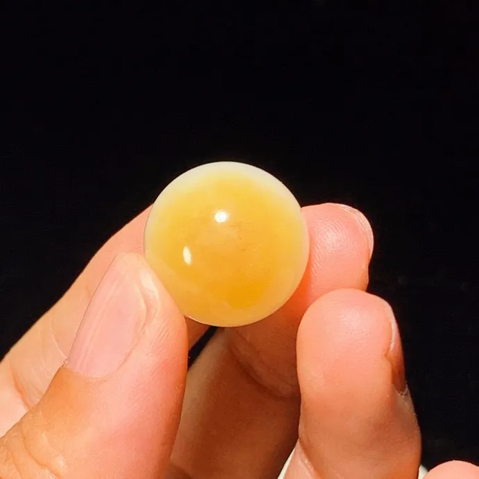 新疆且末糖转运珠挂件。 单颗尺寸18重9克 玉质细腻油润。手推出油。品相大气 lt250509