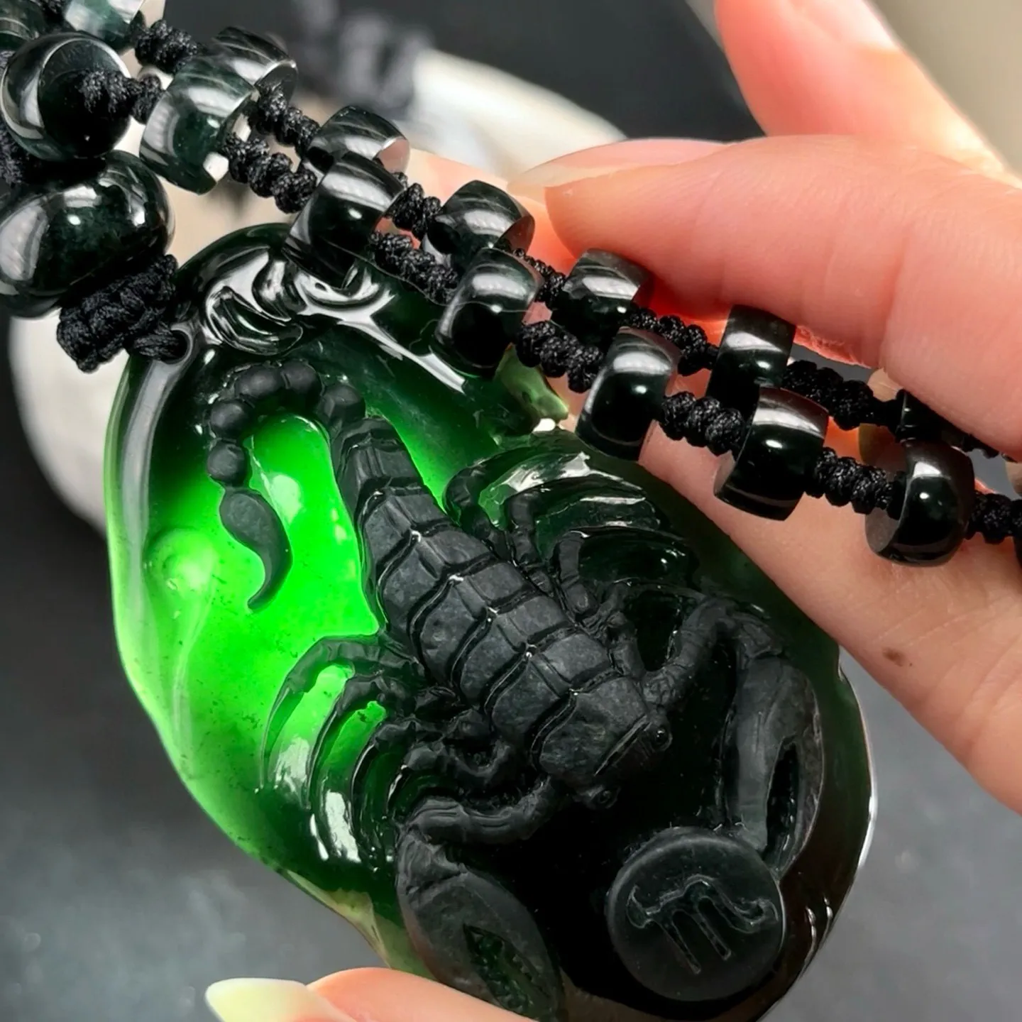 精品墨翠天蝎座 含墨翠珠链 种好色正 黑度极好 打灯通透 油性十