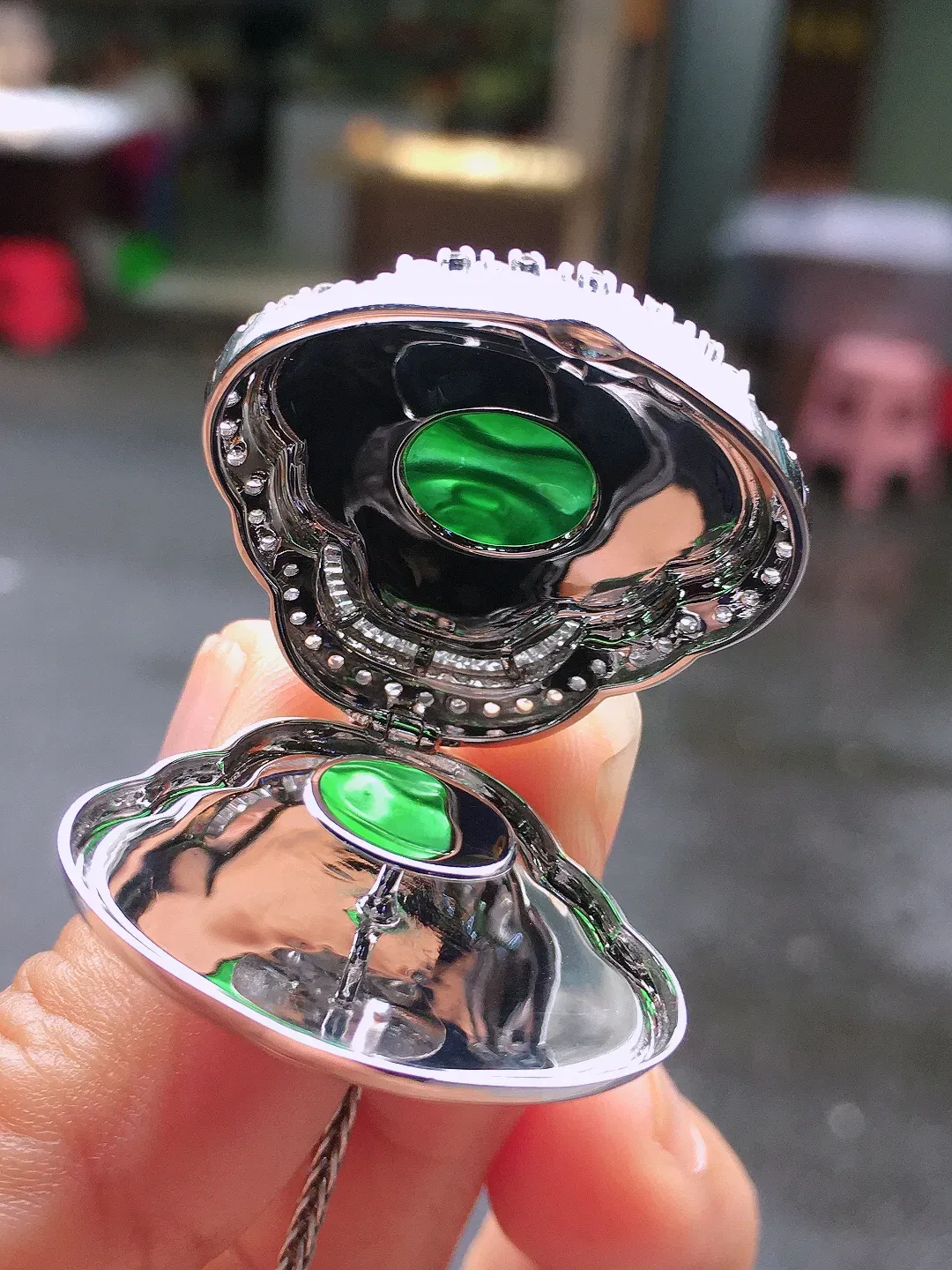 满绿佛公吊坠，色泽均匀浓郁，玉质细腻，荧光感超
强，饱满水润，气质满满。18k
金豪华镶嵌