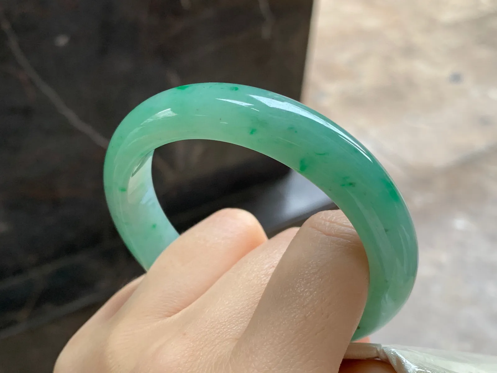 带色手镯
尺寸：55.8-12.6-8.1mm
肉质细腻干净～绿色点缀上手好看