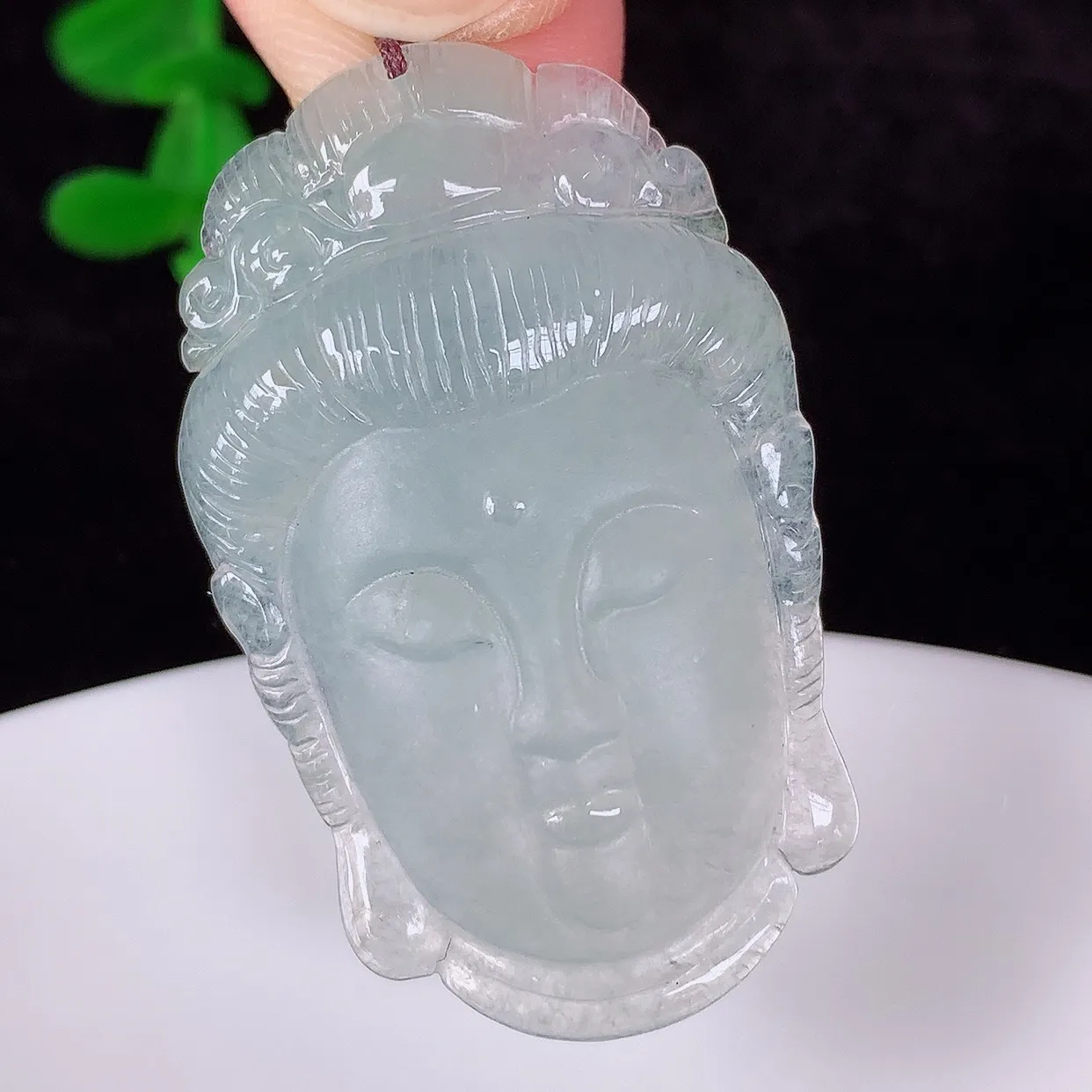 自然光实拍，冰种翡翠观音头吊坠，赐福翡翠观音，翠色迷人，观音面相端庄，佩戴时尚出众！#60.8