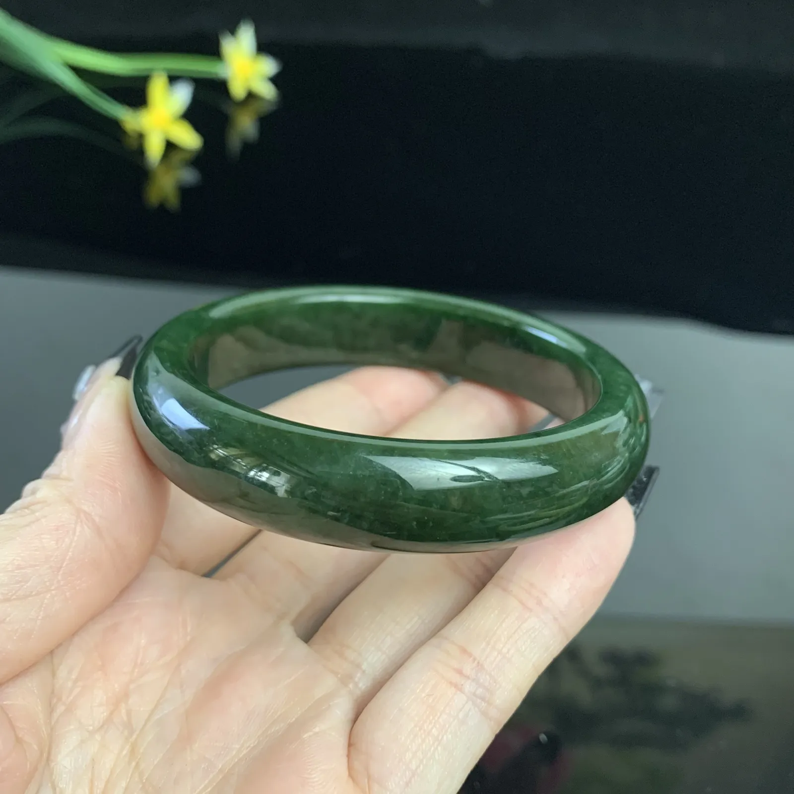 和田玉58.5圈口菠菜绿碧玉手镯！圈口58.5宽14厚玉质细腻油润 底色纯净 无裂无棉 脂粉好，品质好
