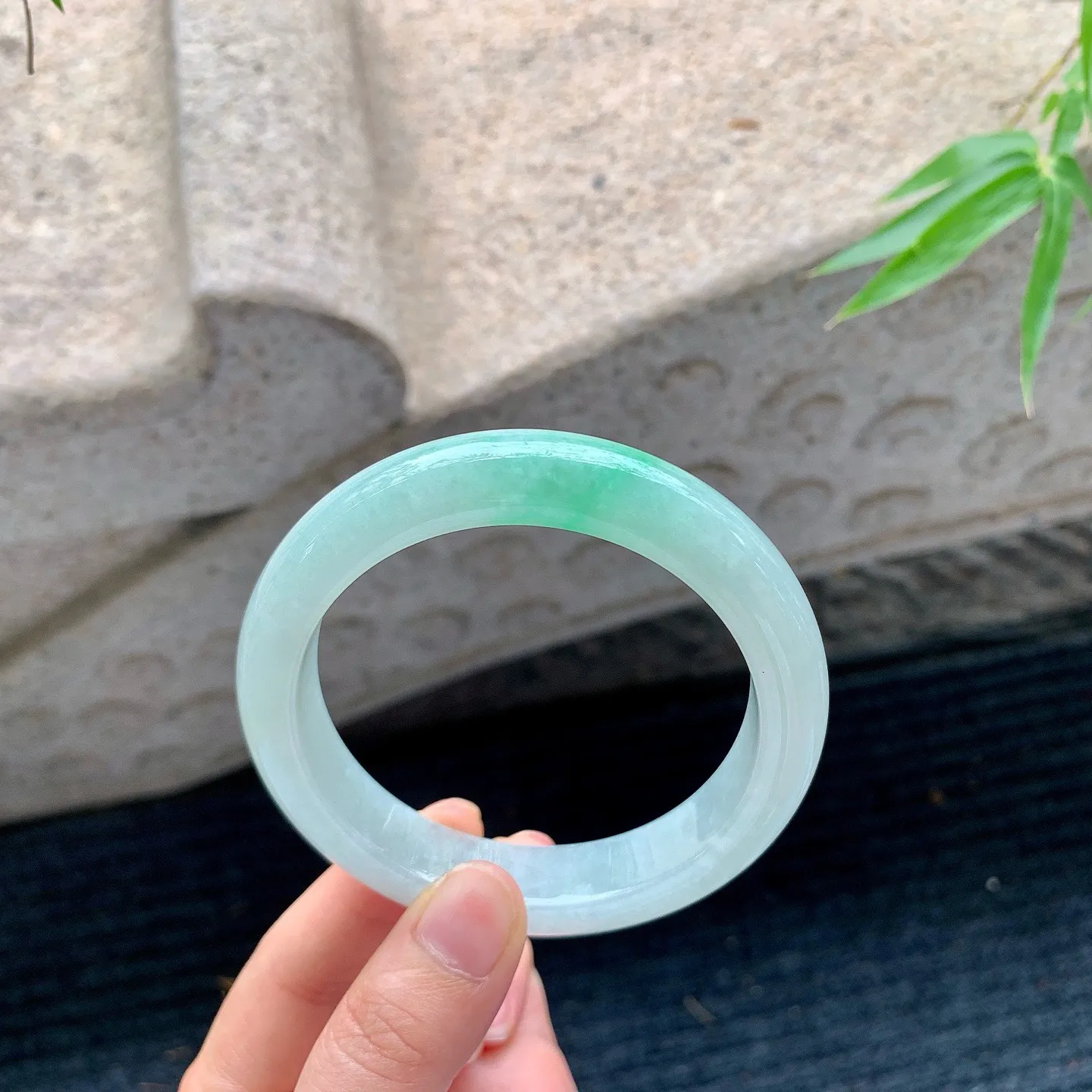 正圈61 62
【圈口】61/13.3/9.628
【描述】糯冰飘绿，水润，种老，细腻，无裂纹！