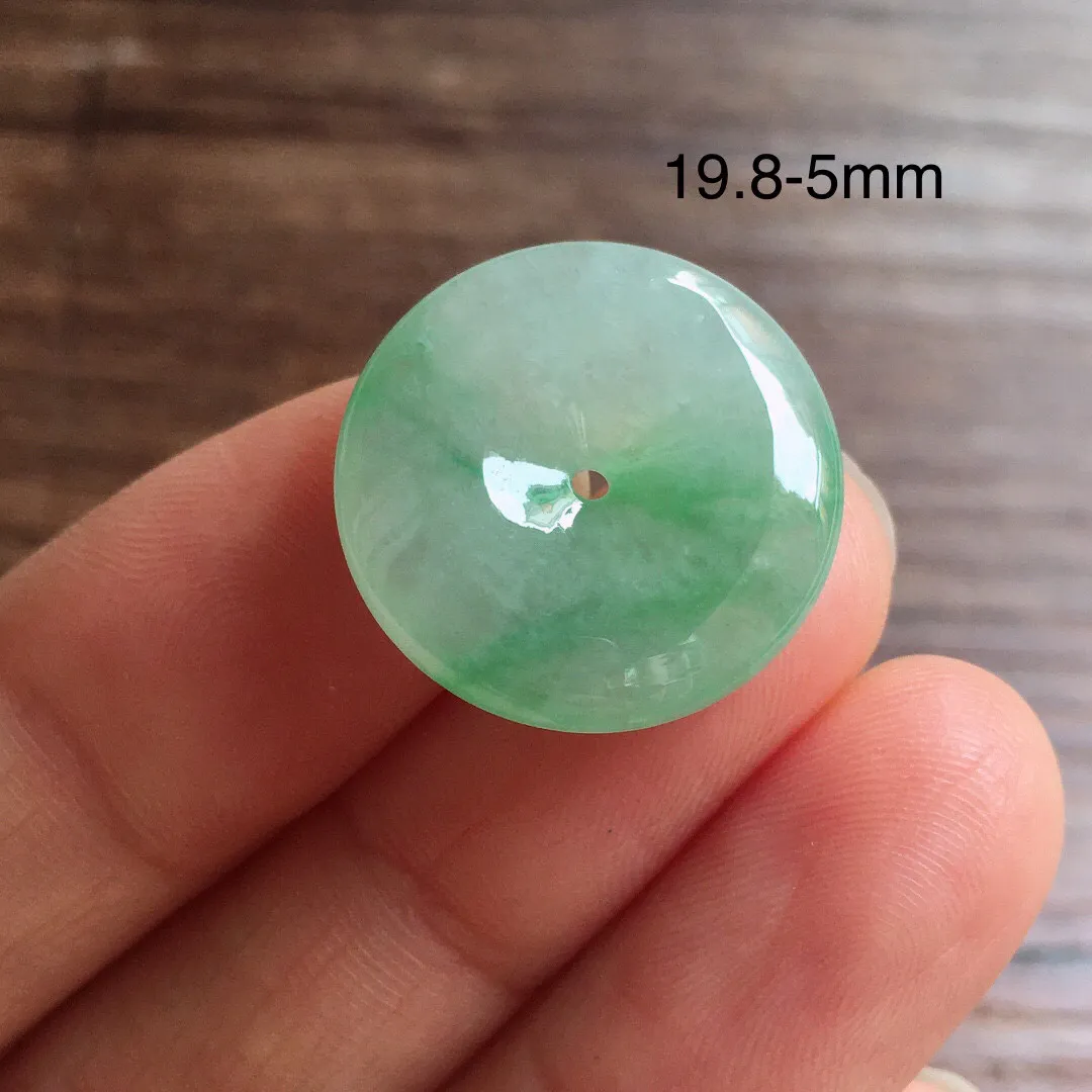 冰飘绿平安扣，冰润光泽，玉质细腻，种水足 整体尺寸19.8*5