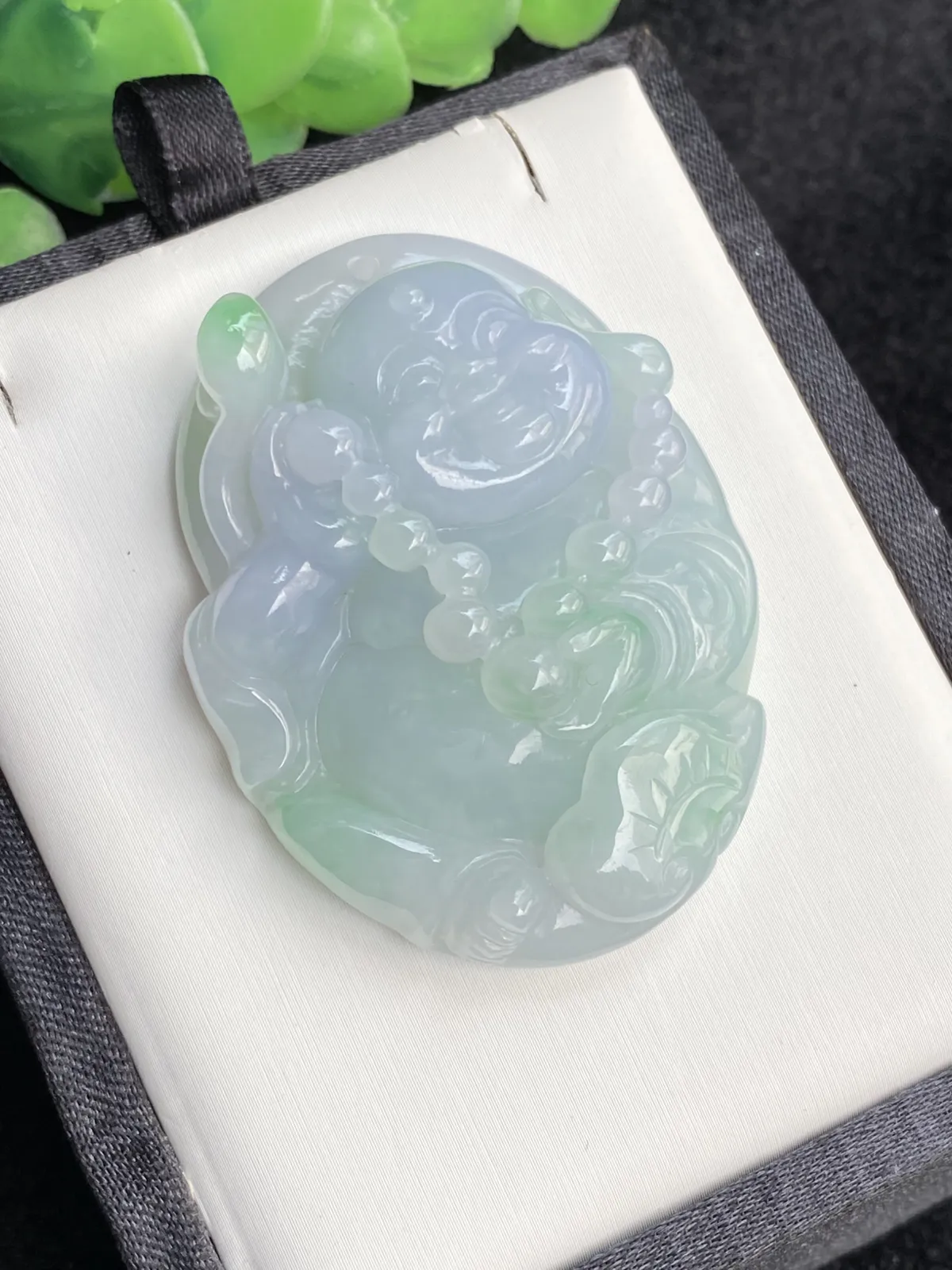推荐【冰润春彩大佛】紫罗兰飘绿，一抹翠绿俏然枝头，无纹裂，水润，温润细腻，秀气迷人，品相佳，超值～～大件厚装