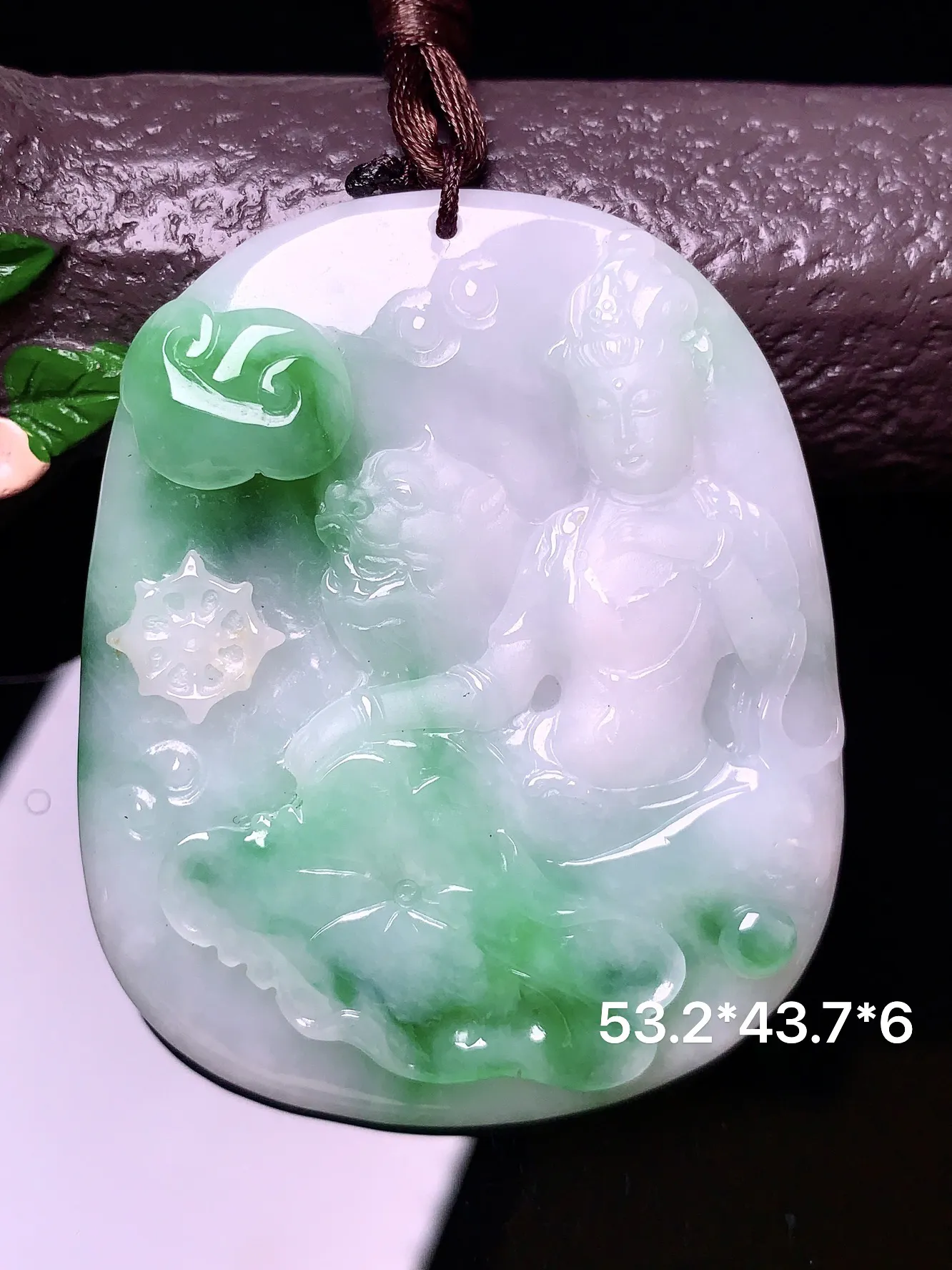 飘绿文殊观音菩萨吊坠 玉质细腻 色泽清新艳丽 整体尺寸53.2*43.7*6