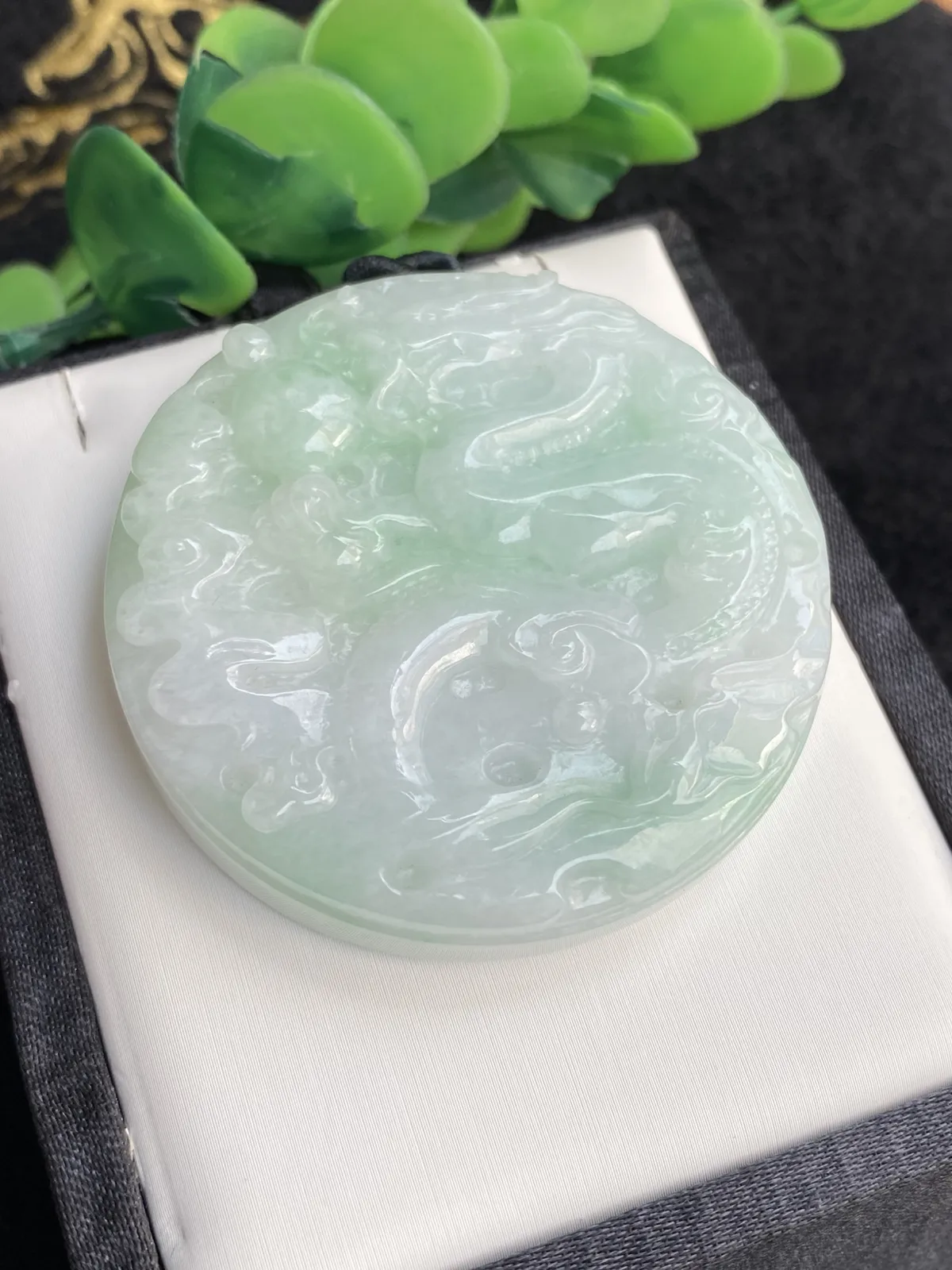 推荐【飘绿龙牌】飘浅绿，无纹裂，水润，细腻，品相佳～～大件厚装，满满一个镯芯料子～