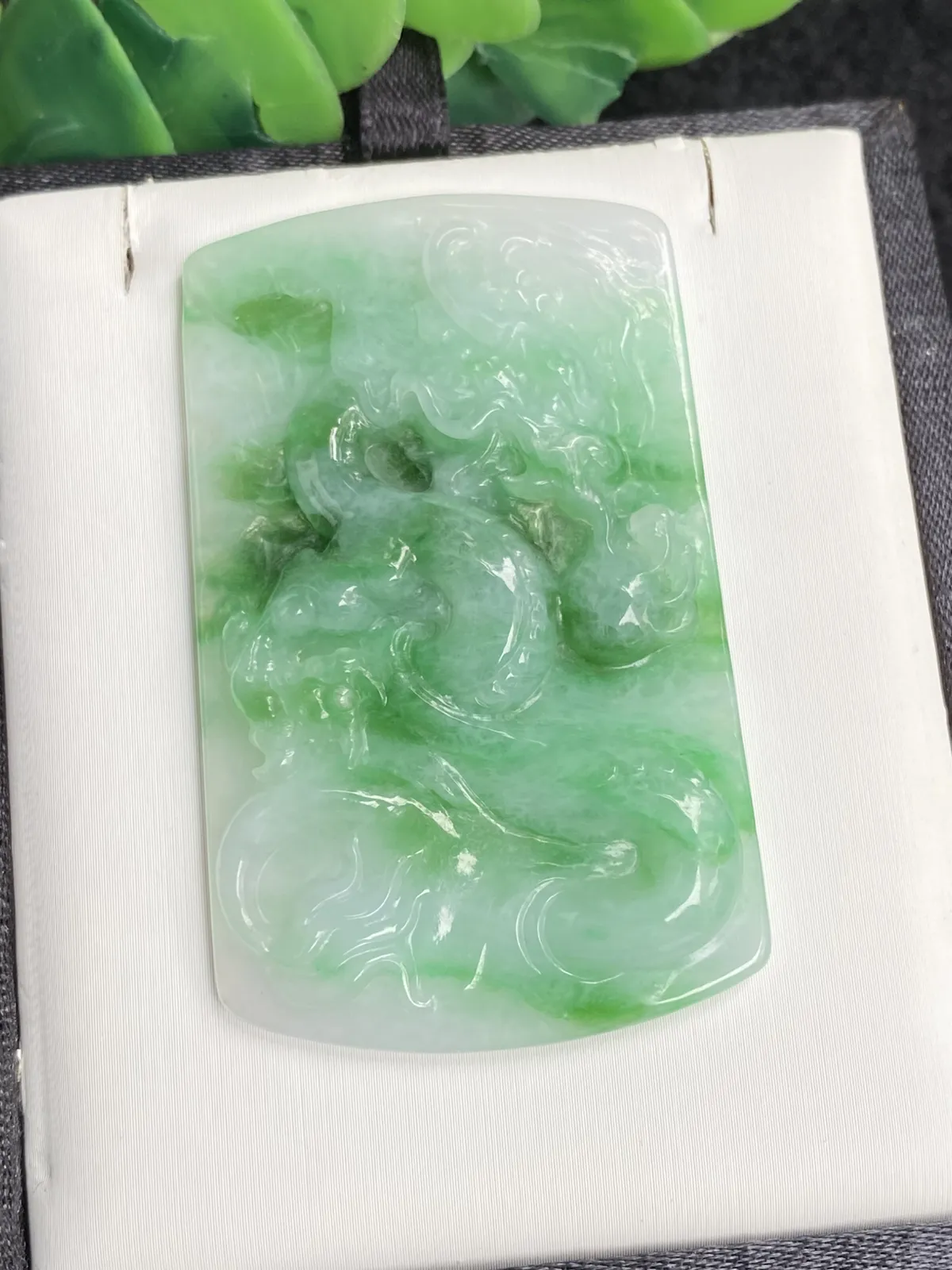 推荐 【阳绿龙牌】色阳，色辣，无裂 ，背面避纹雕，细腻，水润，品相佳～～
