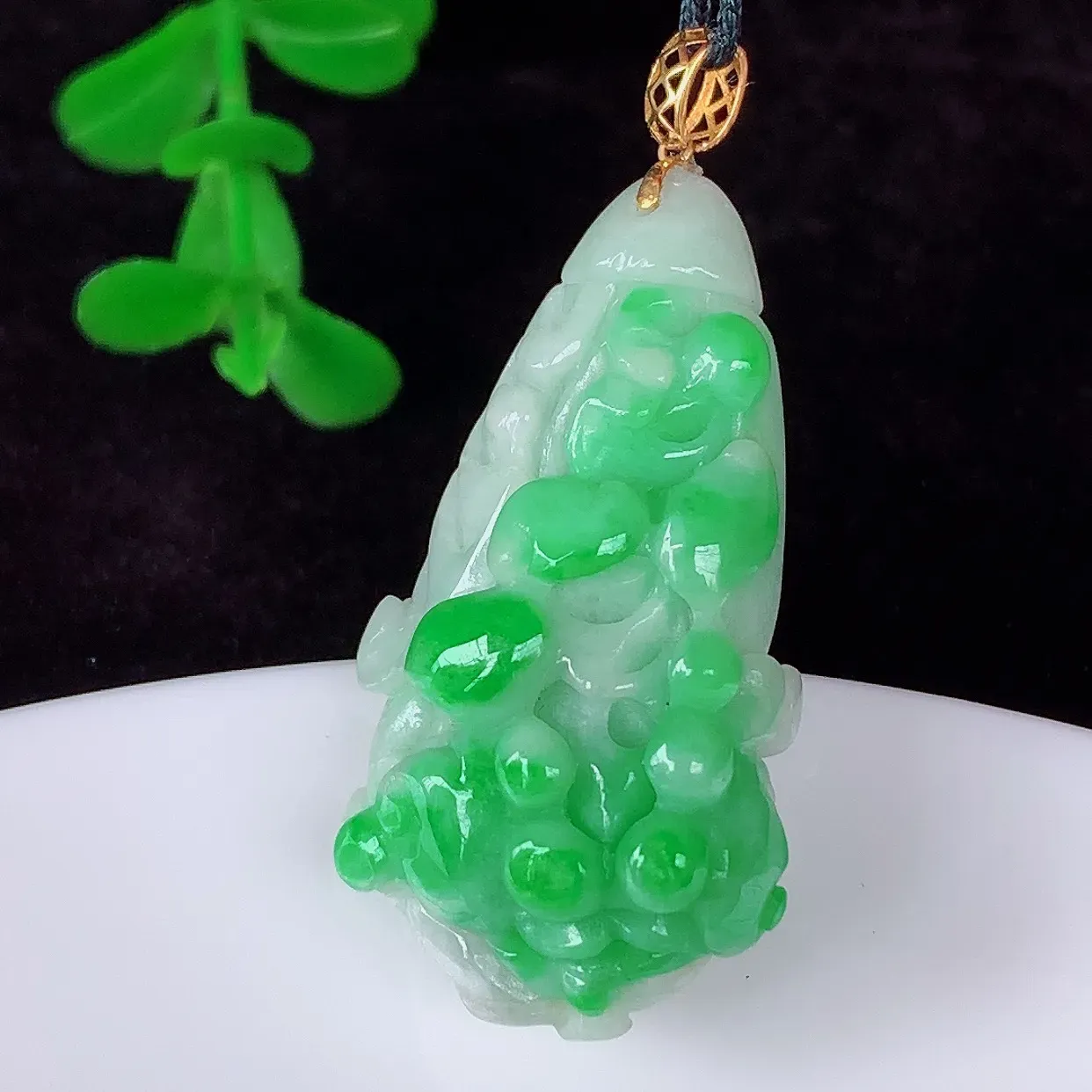 自然光实拍，18K金镶嵌冰润冰糯种飘阳绿翡翠招百财白菜吊坠，百财聚来 财源滚滚，色泽鲜艳，精工水润的白菜，性价比高！#1.8