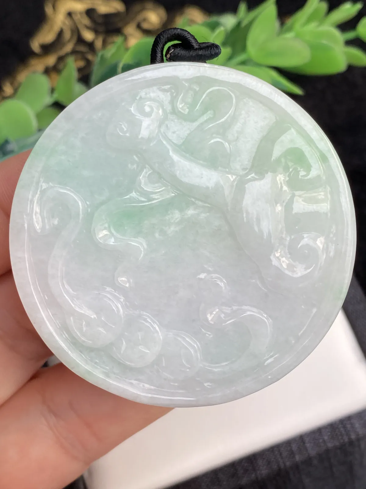 推荐【飘绿龙牌】飘浅绿，无纹裂，水润，细腻，品相佳～～大件厚装，满满一个镯芯料子～