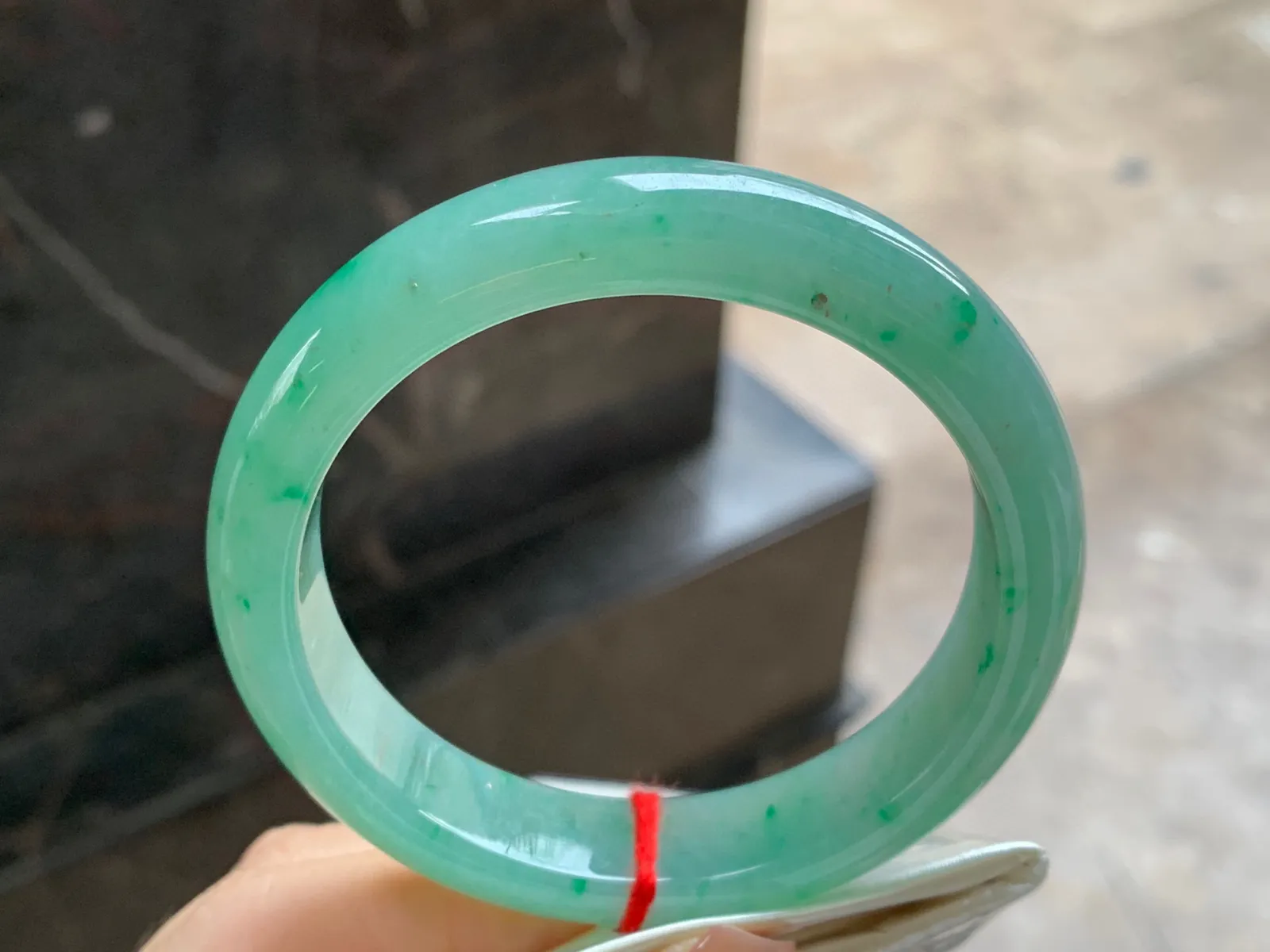 带色手镯
尺寸：55.8-12.6-8.1mm
肉质细腻干净～绿色点缀上手好看