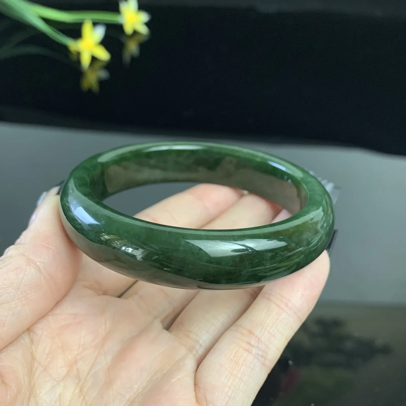 和田玉58.5圈口菠菜绿碧玉手镯！圈口58.5宽14厚玉质细腻油润 底色纯净 无裂无棉 脂粉好，品质