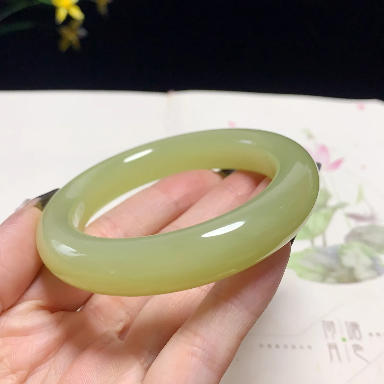 珍藏品，和田玉54圈口黄口料手镯！圈口54宽12.8重68.3克，玉质细腻油润 底色纯净 无裂无杂 脂粉好，品质好