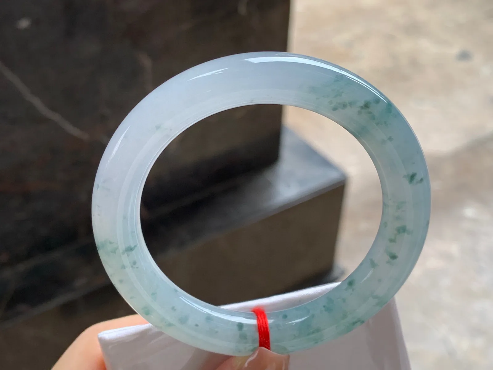 飘花圆条手镯
尺寸：56-10.5mm
水润十足～飘花点缀 上手好看