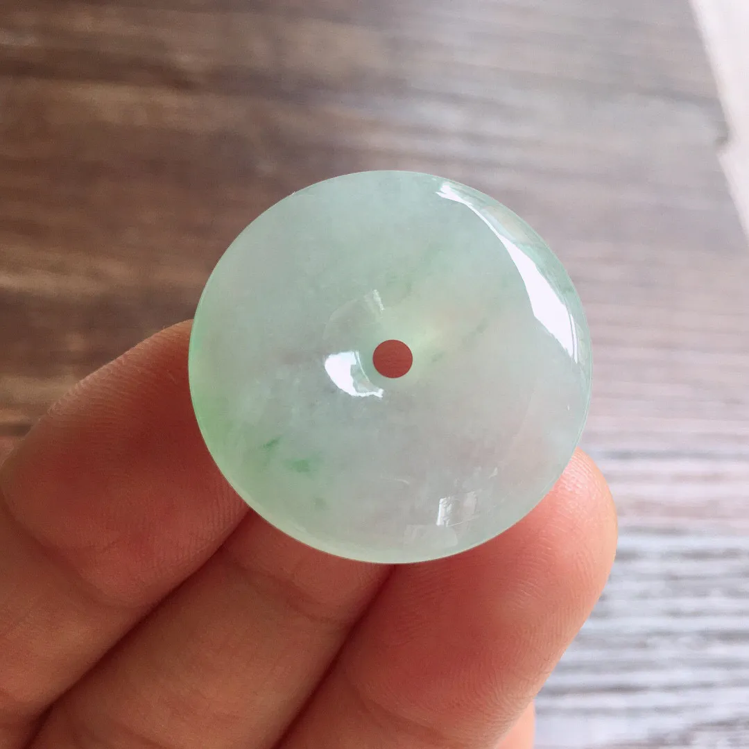 冰晴底平安扣，冰润光泽，玉质细腻，种水足，整体尺寸26*5.3