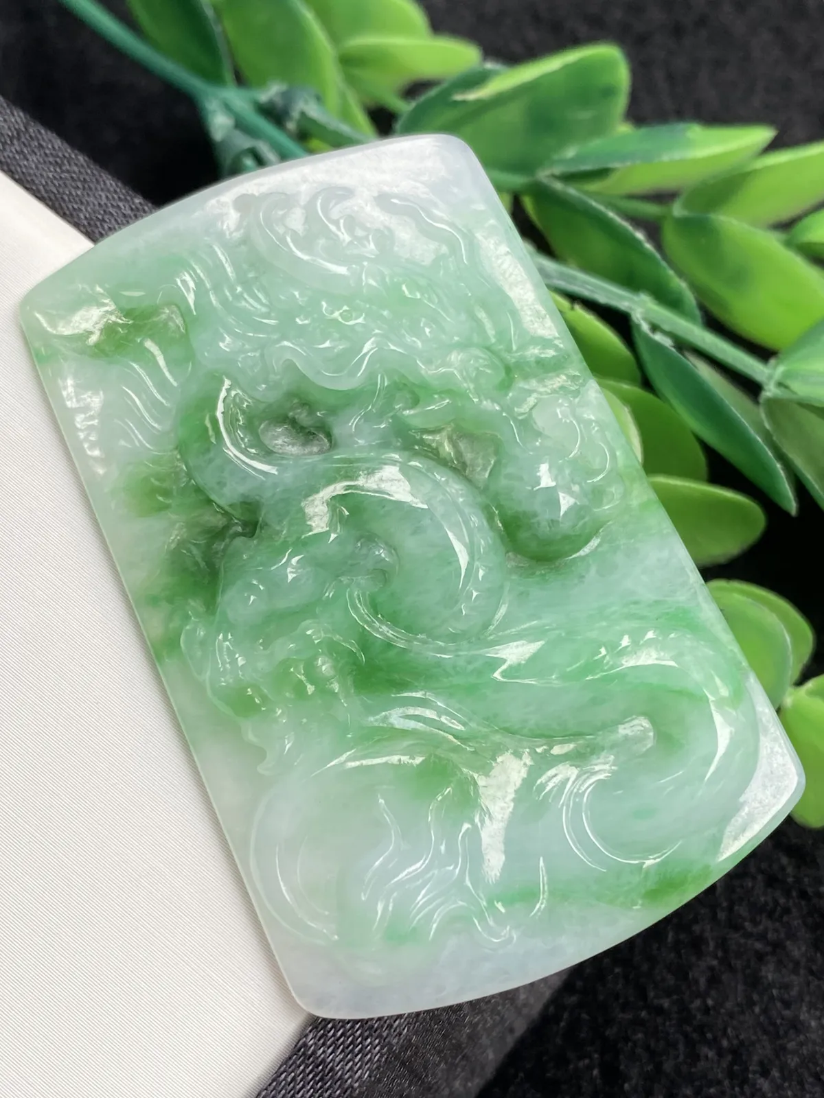 推荐 【阳绿龙牌】色阳，色辣，无裂 ，背面避纹雕，细腻，水润，品相佳～～