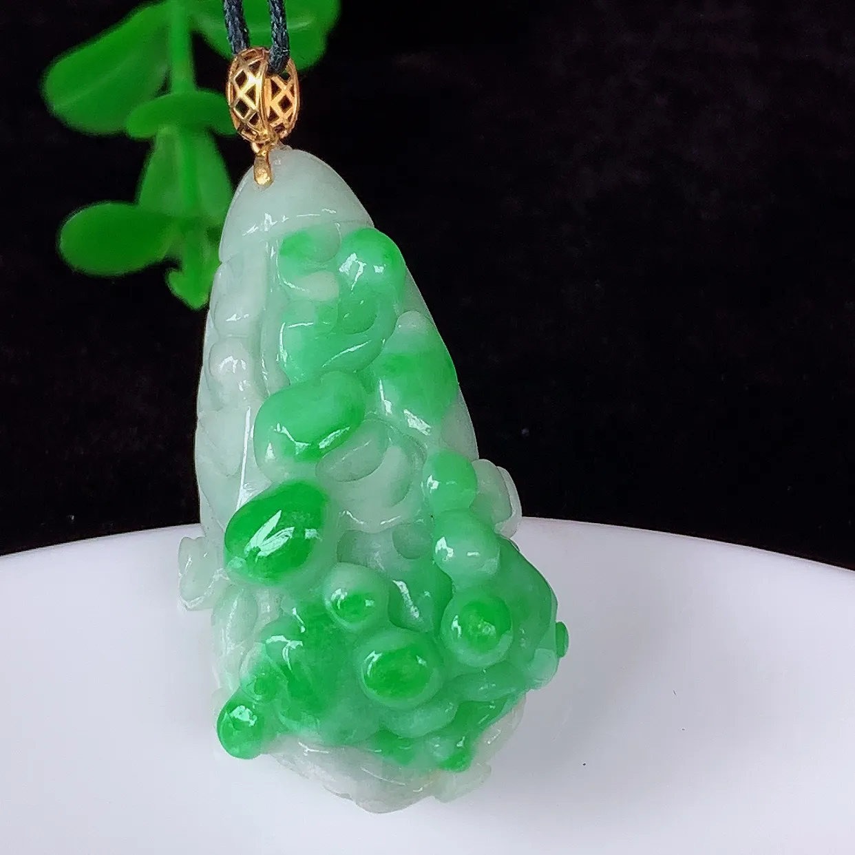 自然光实拍，18K金镶嵌冰润冰糯种飘阳绿翡翠招百财白菜吊坠，百财聚来 财源滚滚，色泽鲜艳，精工水润的