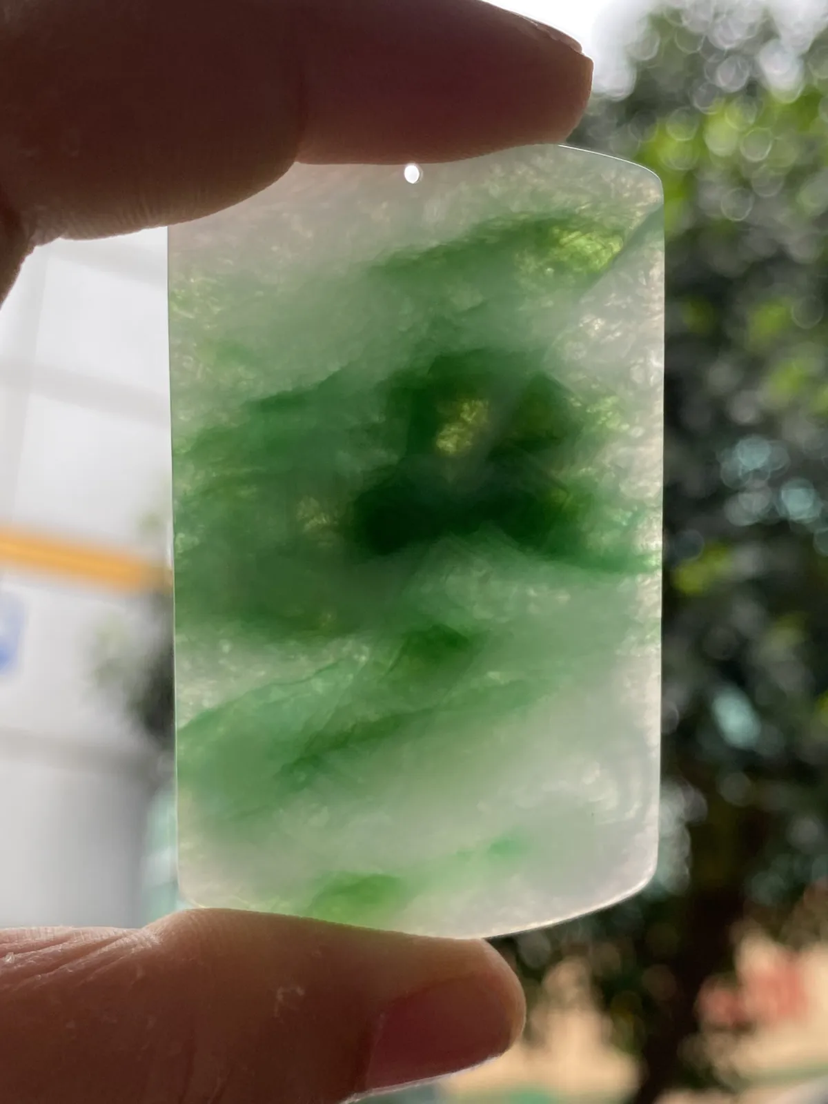 推荐 【阳绿龙牌】色阳，色辣，无裂 ，背面避纹雕，细腻，水润，品相佳～～