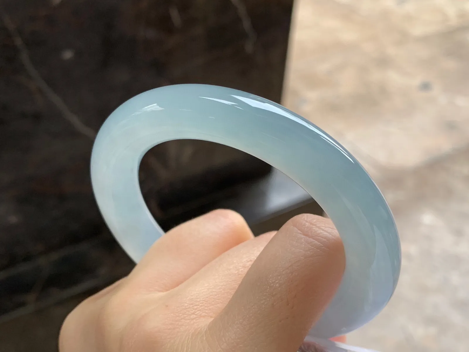 冰种圆条手镯
尺寸：58.6-11.5-12.3mm
种老肉细～起胶上手好看
