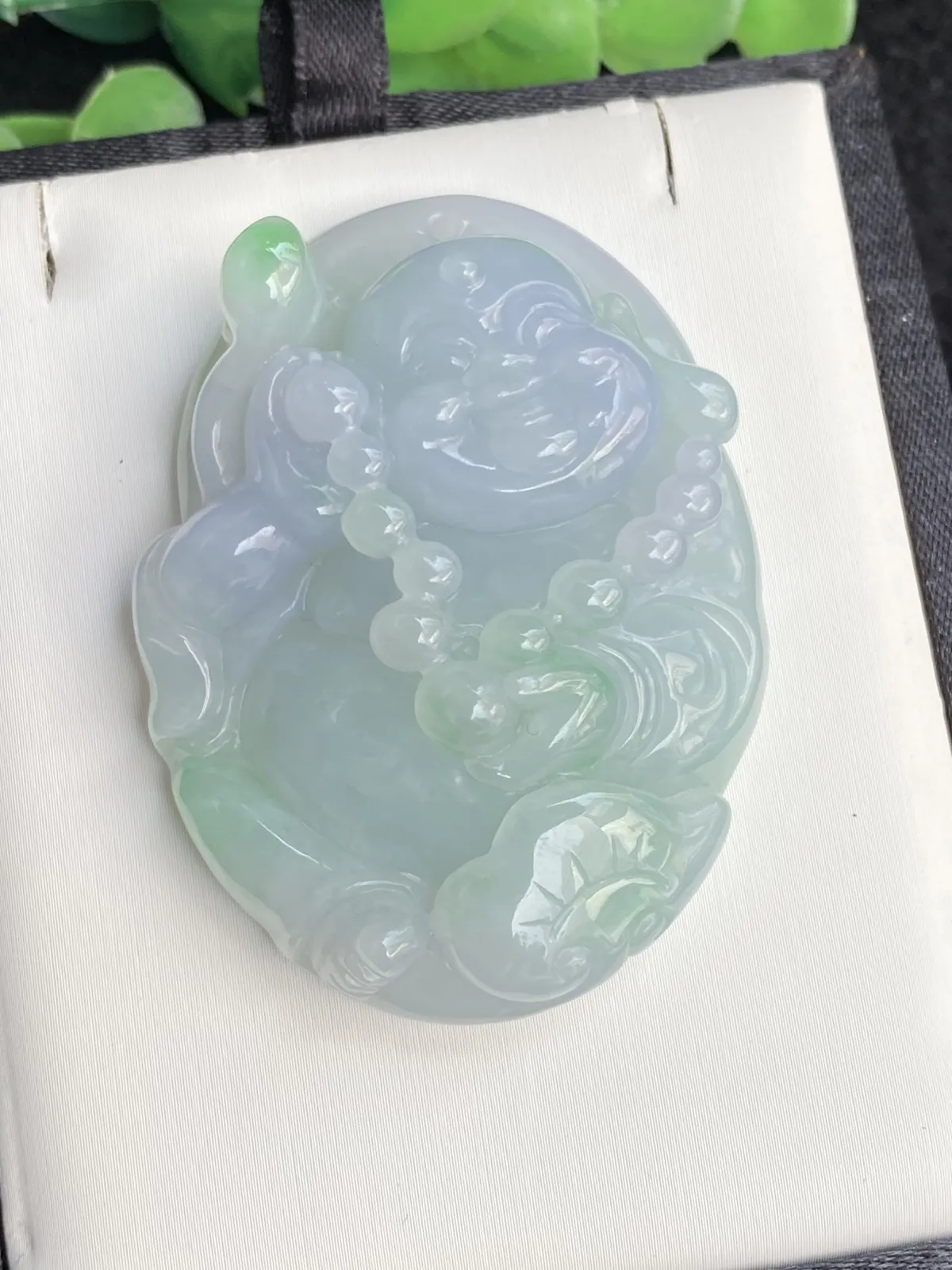推荐【冰润春彩大佛】紫罗兰飘绿，一抹翠绿俏然枝头，无纹裂，水润，温润细腻，秀气迷人，品相佳，超值～～大件厚装
