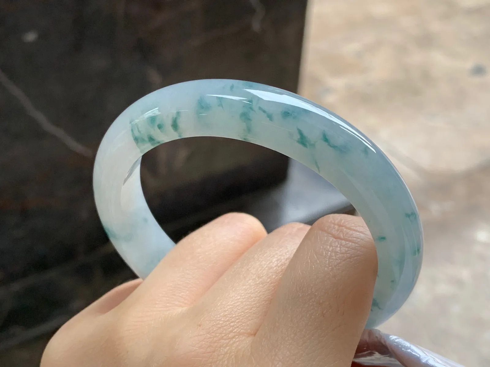飘花手镯
尺寸：58.3-12-8.3mm
底子细腻干净～飘花点缀上手好看