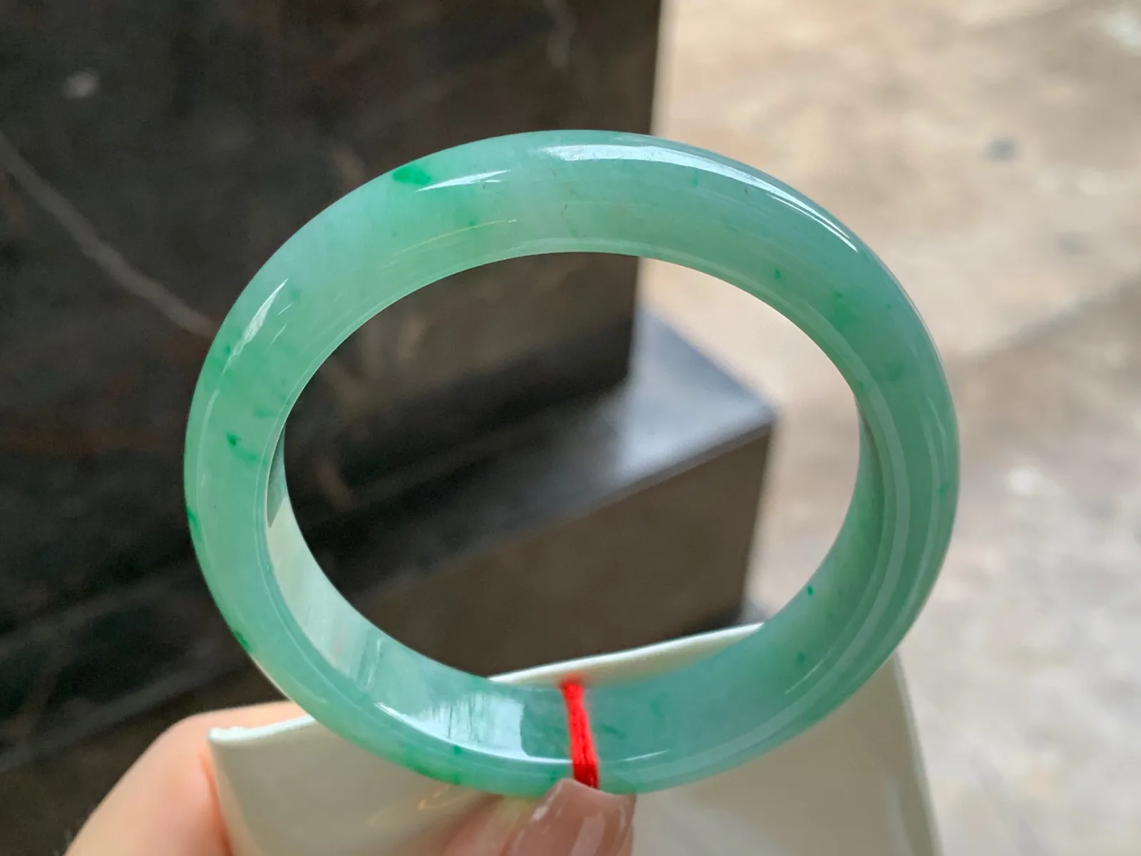 带色手镯
尺寸：55.8-12.6-8.1mm
肉质细腻干净～绿色点缀上手好看