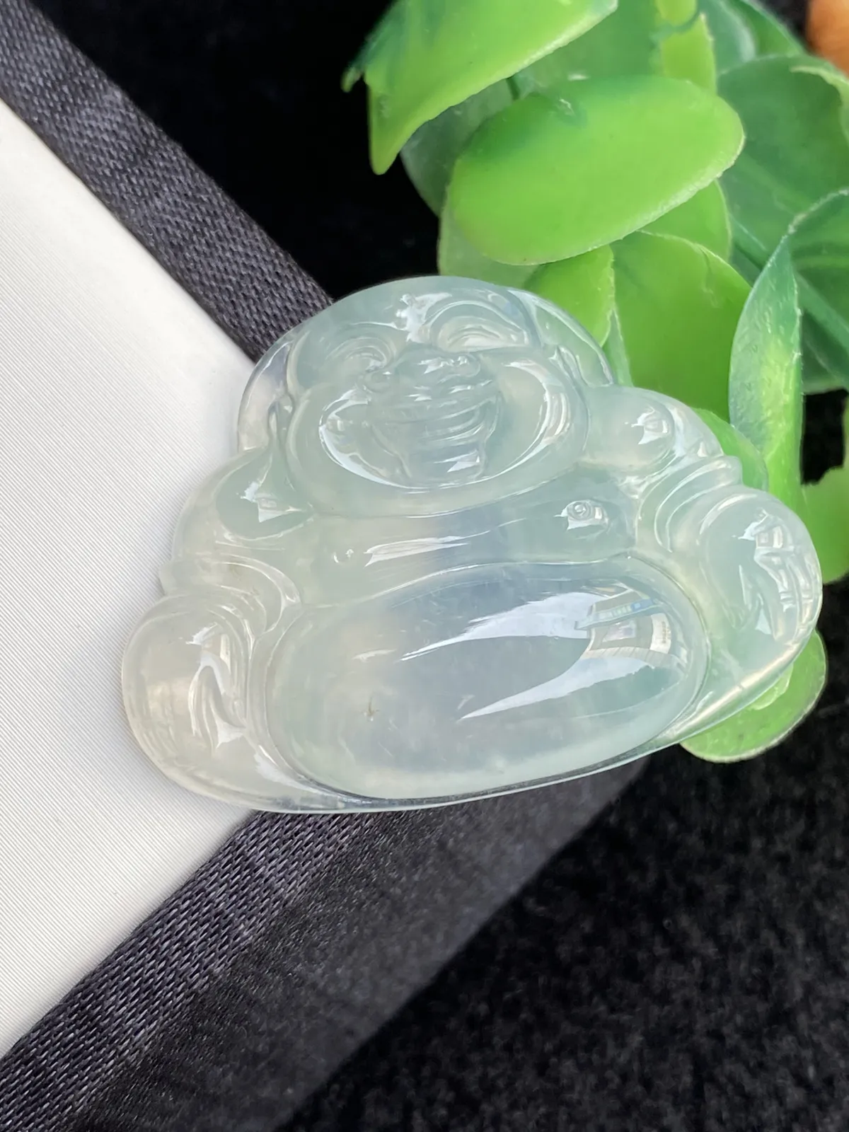 推荐【冰绿佛公】淡绿，无纹裂，水润，细腻，冰透起胶，品相佳～～大件～