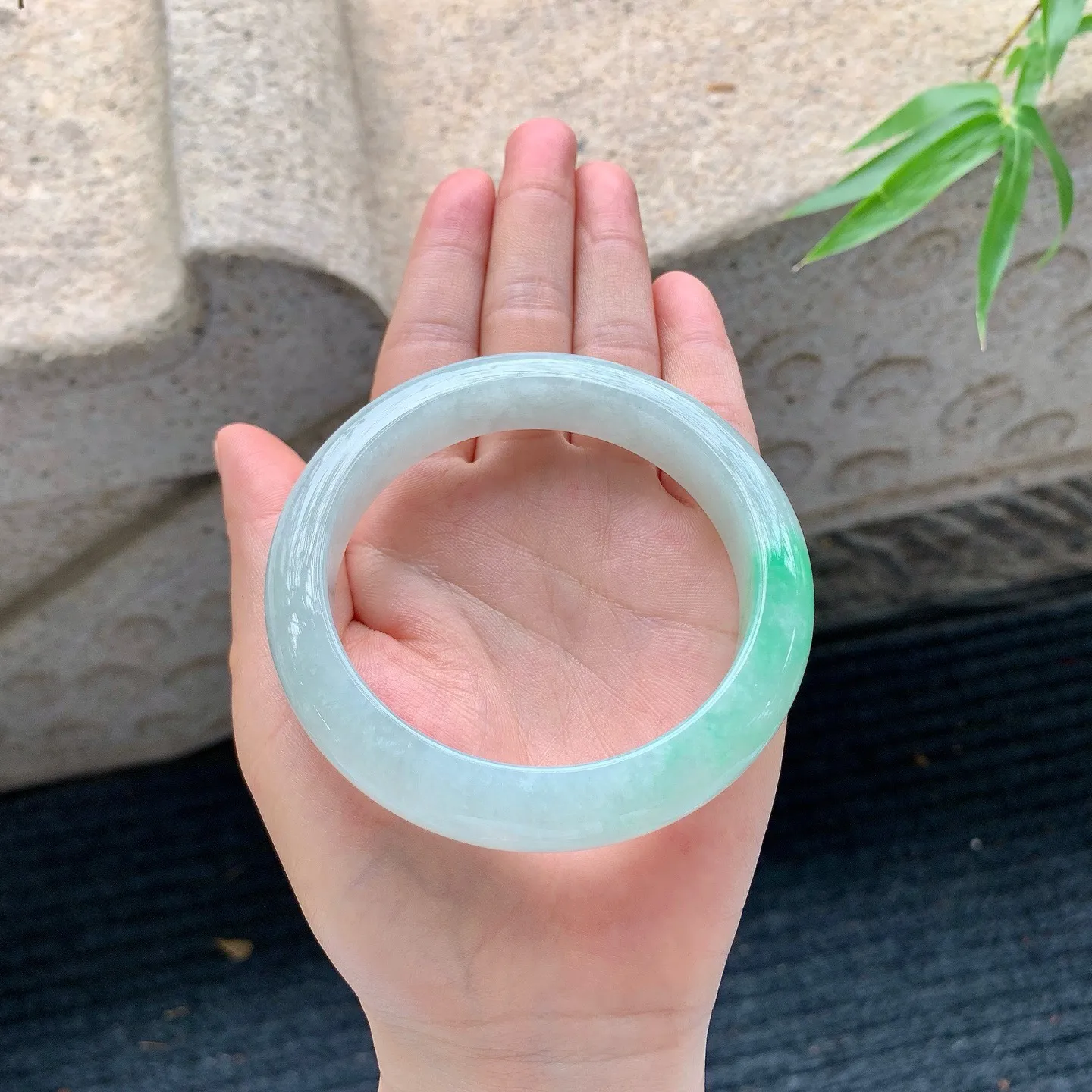 正圈61 62
【圈口】61/13.3/9.628
【描述】糯冰飘绿，水润，种老，细腻，无裂纹！