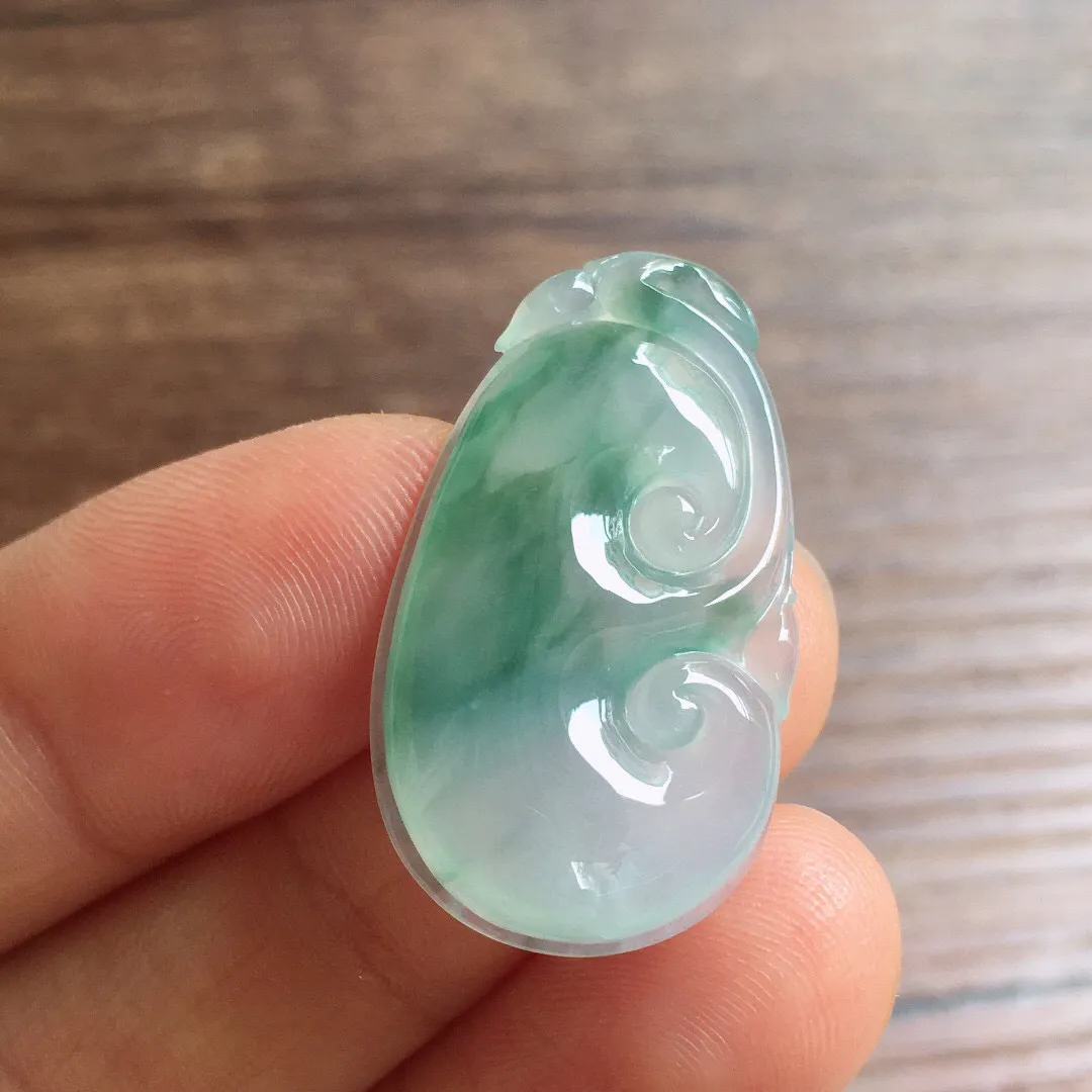 冰飘花如意，冰润光泽，玉质细腻，种水足，整体尺寸29.8*17*4.2