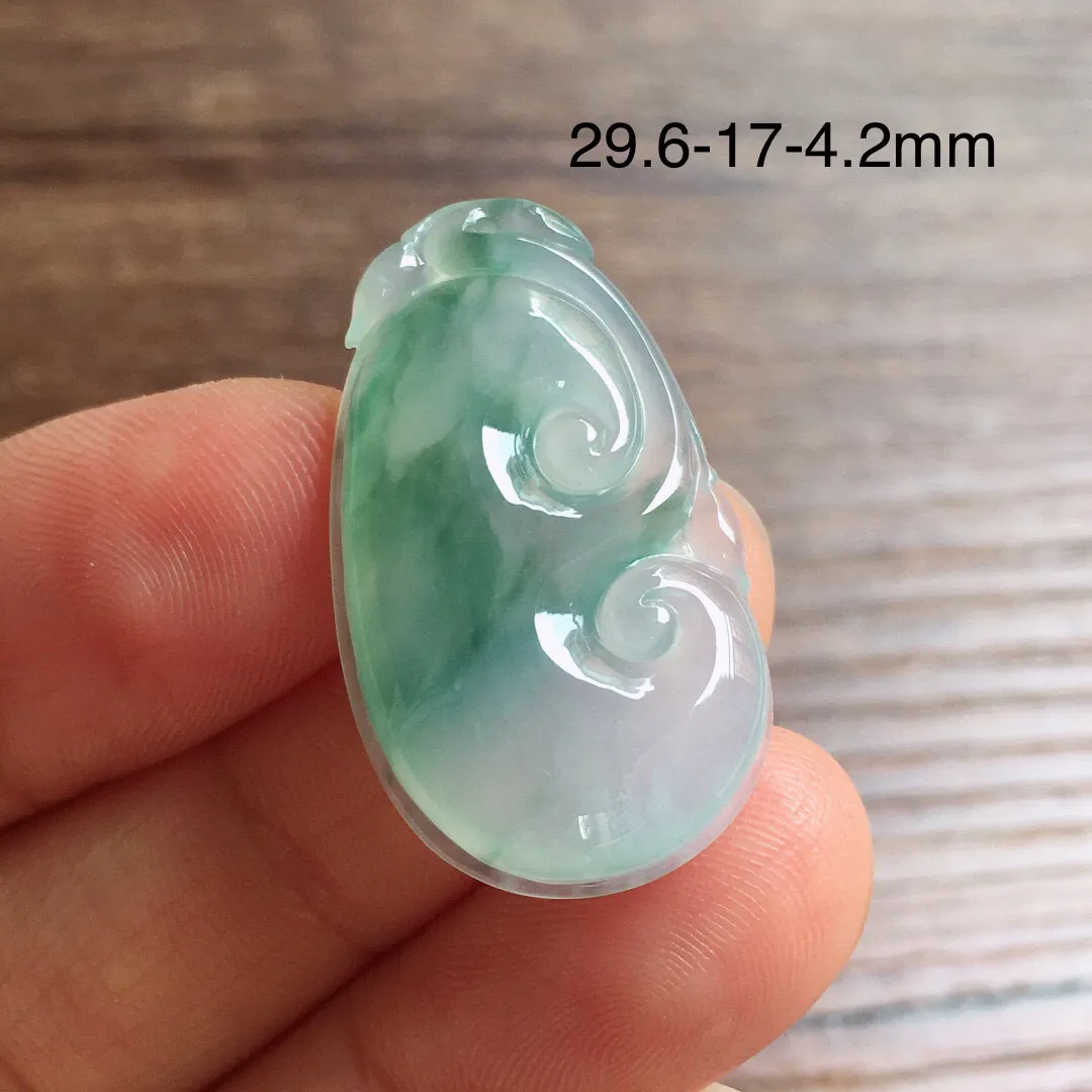 冰飘花如意，冰润光泽，玉质细腻，种水足，整体尺寸29.8*17*4.2
