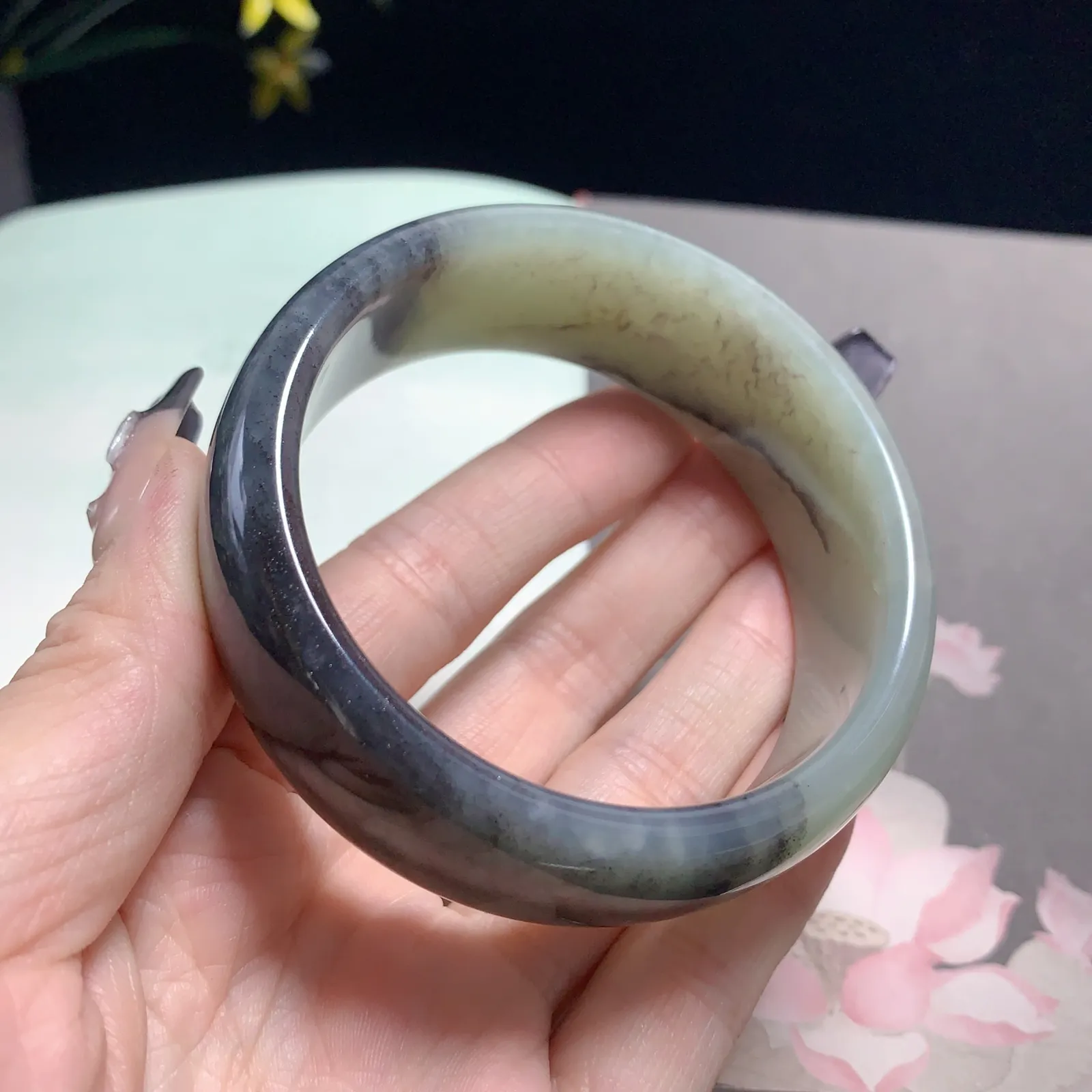 和田玉57.5圈口青花宽版手镯，圈口57.5宽22.5玉质细腻油润 底色纯净  脂粉好，品质高