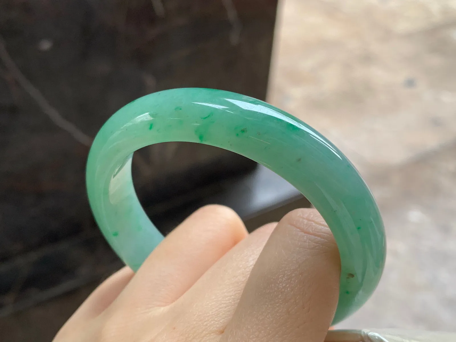 带色手镯
尺寸：55.8-12.6-8.1mm
肉质细腻干净～绿色点缀上手好看