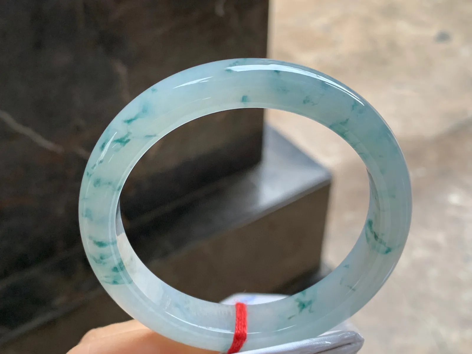 飘花手镯
尺寸：58.3-12-8.3mm
底子细腻干净～飘花点缀上手好看