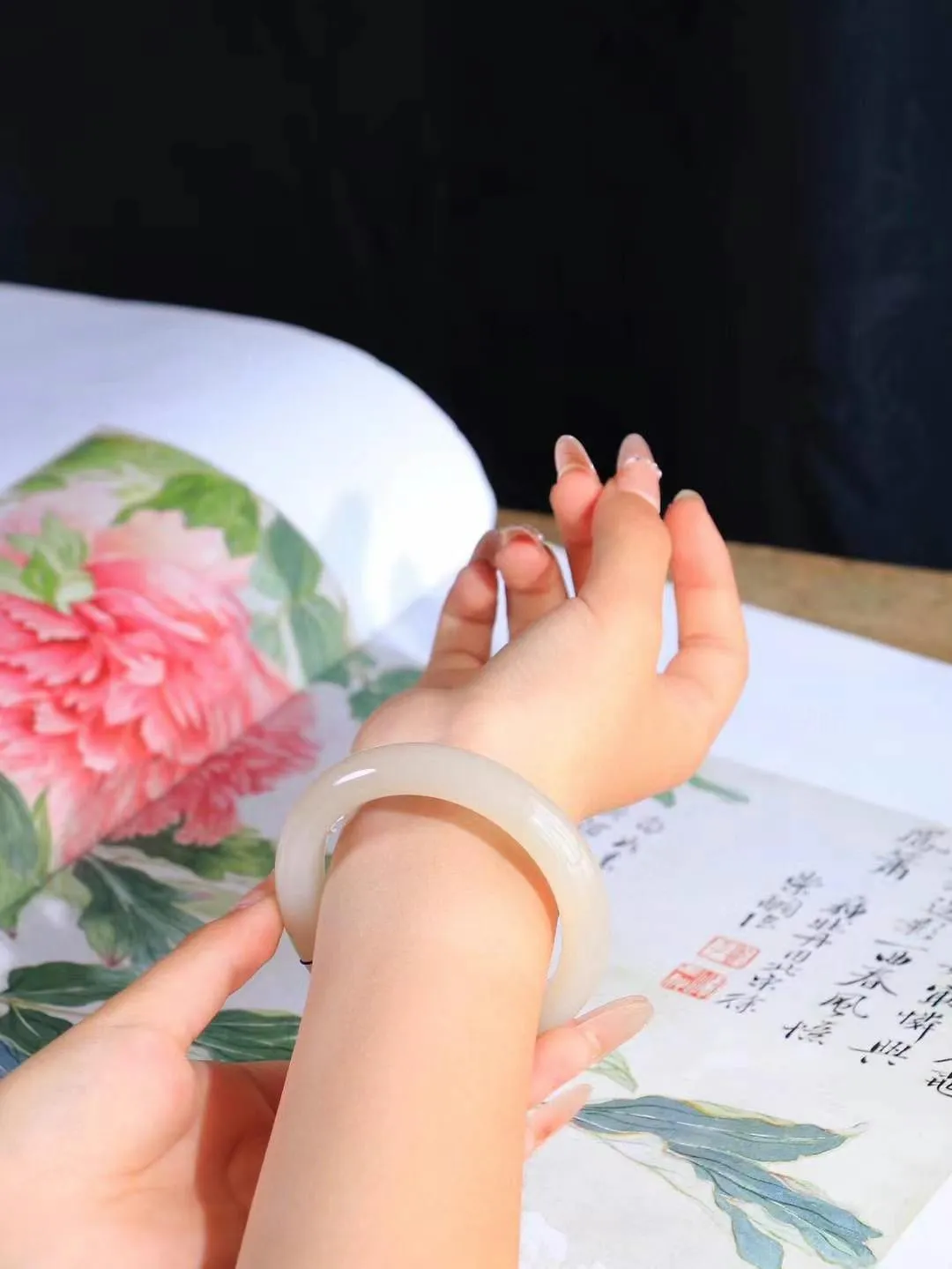 （一见倾心.手镯）

精品和田玉藕粉色手镯，玉质温润细腻 油性十足 手感舒适，高华雅逸，线条流畅，简