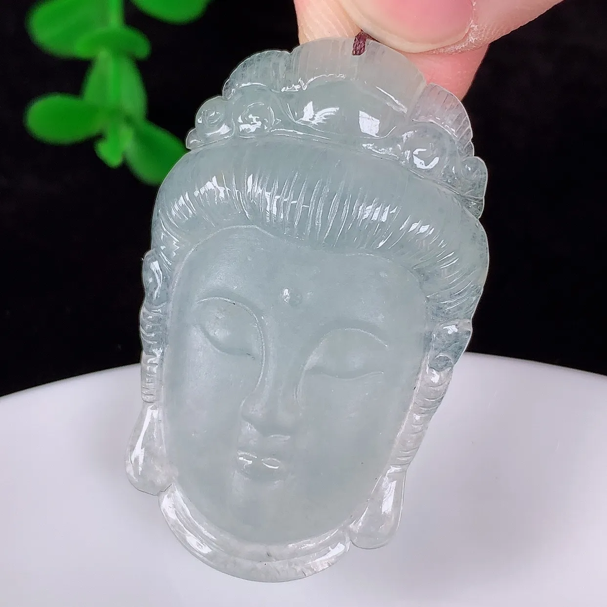 自然光实拍，冰种翡翠观音头吊坠，赐福翡翠观音，翠色迷人，观音面相端庄，佩戴时尚出众！#60.8