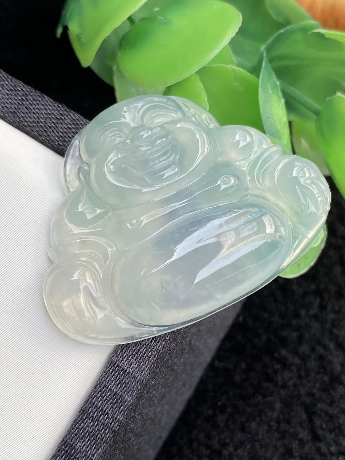 推荐【冰绿佛公】淡绿，无纹裂，水润，细腻，冰透起胶，品相佳～～大件～