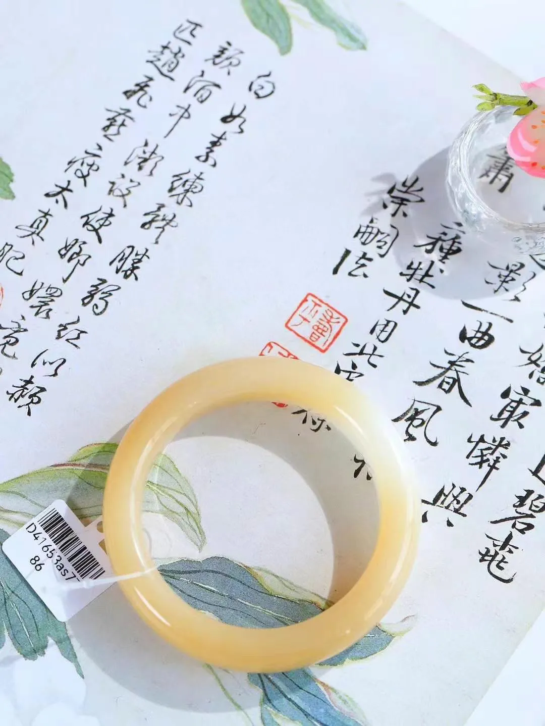【温润于心.手镯】

收藏级臻品️和田玉糖白玉手镯，每一缕纹理都诉说着大自然的馈赠，温润细腻，触手生温。优雅从容，气质非凡。重86.2克  尺寸56.5-16.8-9.9mm  89501053A